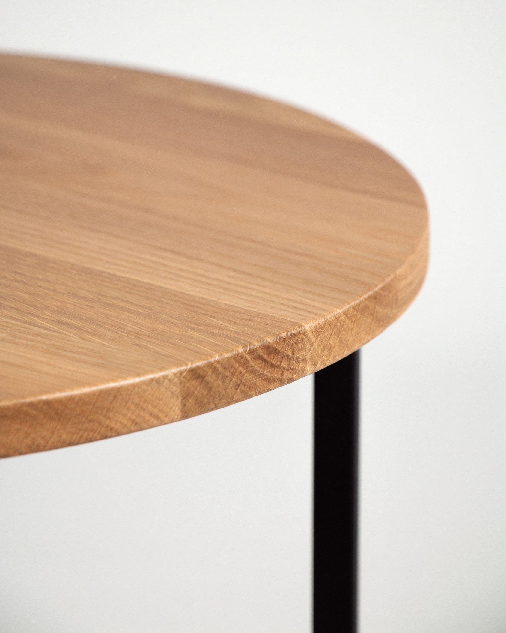 Table d'appoint Austral ronde avec plateau en chêne naturel et structure métallique noire Ø 45 cm