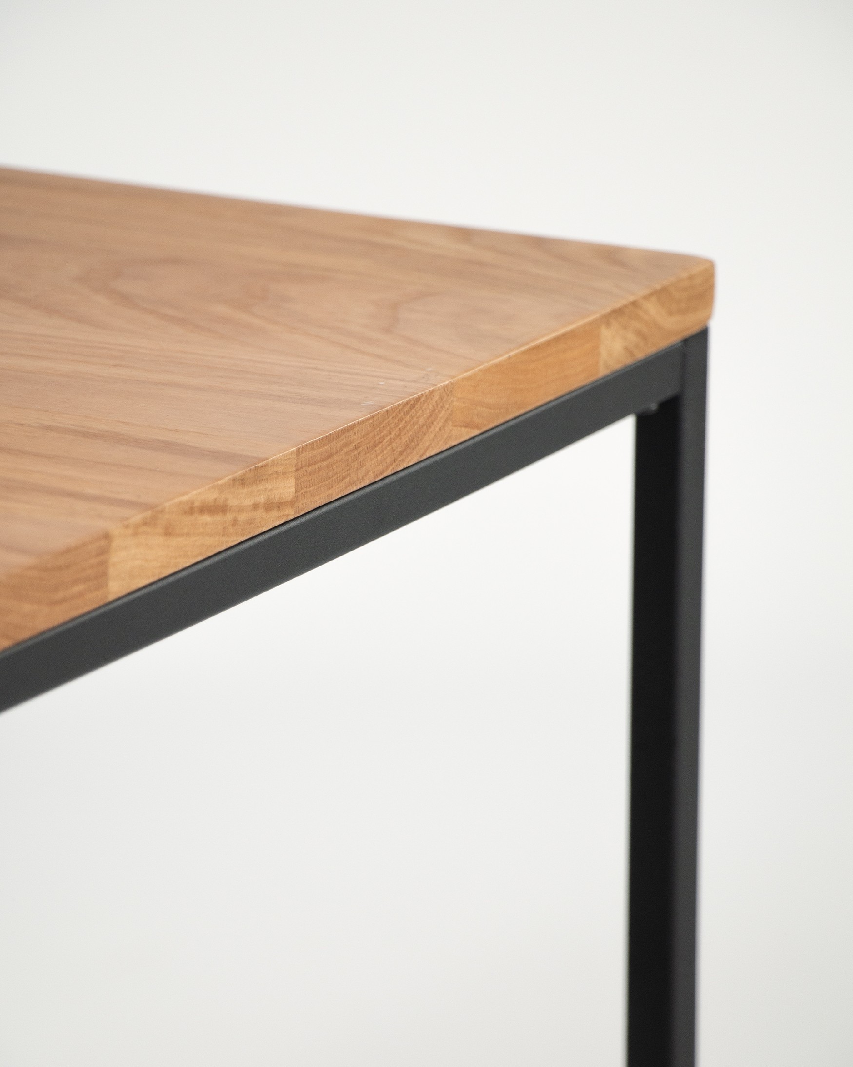 Square auxiliary table Austral with natural oak top and black metal structure 45 x 45 cm