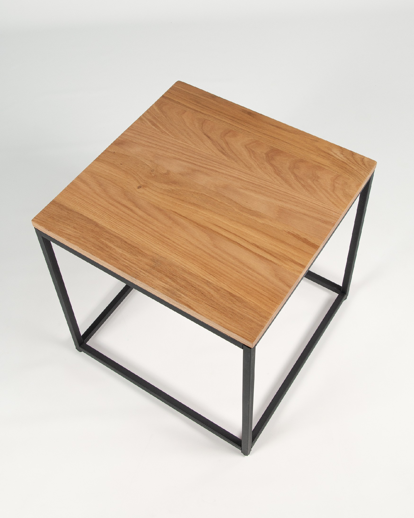 Square auxiliary table Austral with natural oak top and black metal structure 45 x 45 cm