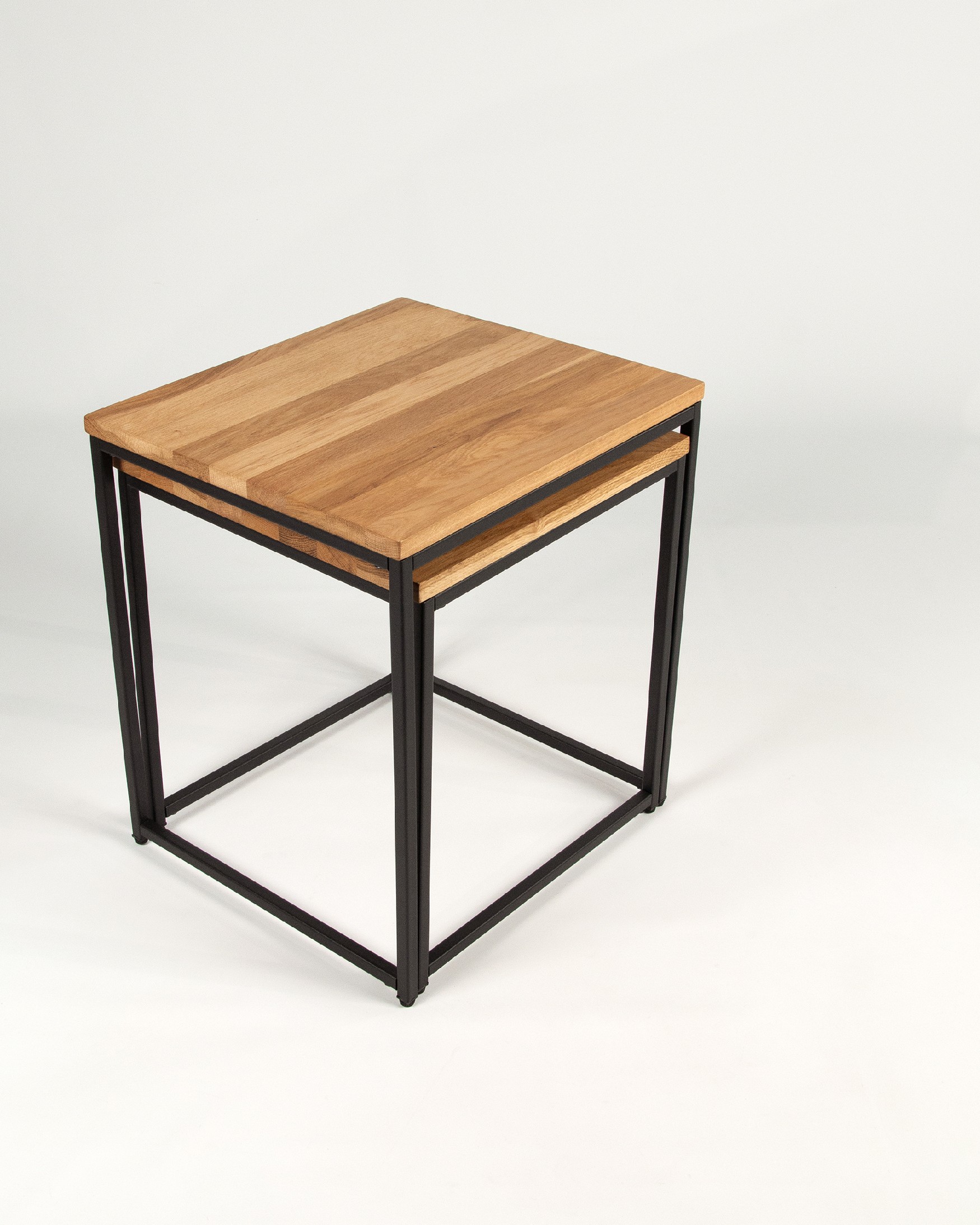 Set of 2 auxiliary tables Austral with natural oak top and black metal structure 45 x 40 cm / 40 x 40 cm
