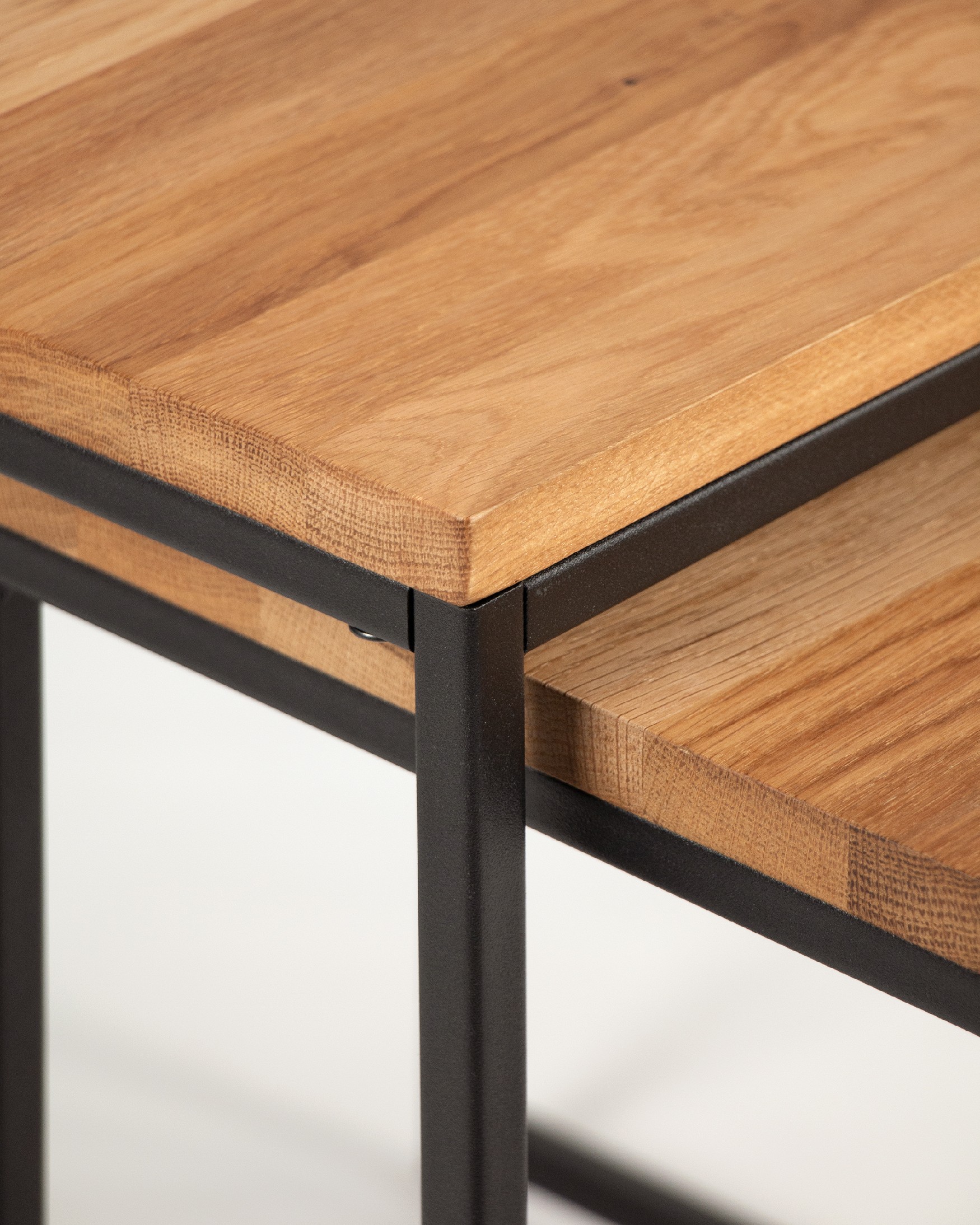 Set of 2 auxiliary tables Austral with natural oak top and black metal structure 45 x 40 cm / 40 x 40 cm