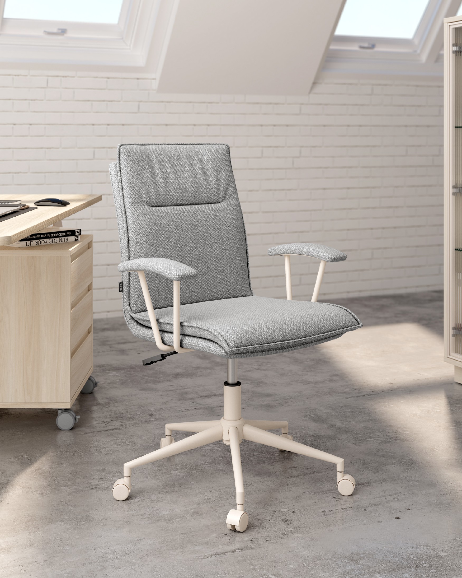 Chaise Basel pivotante avec roulettes, revêtement gris et pieds métalliques ivoire