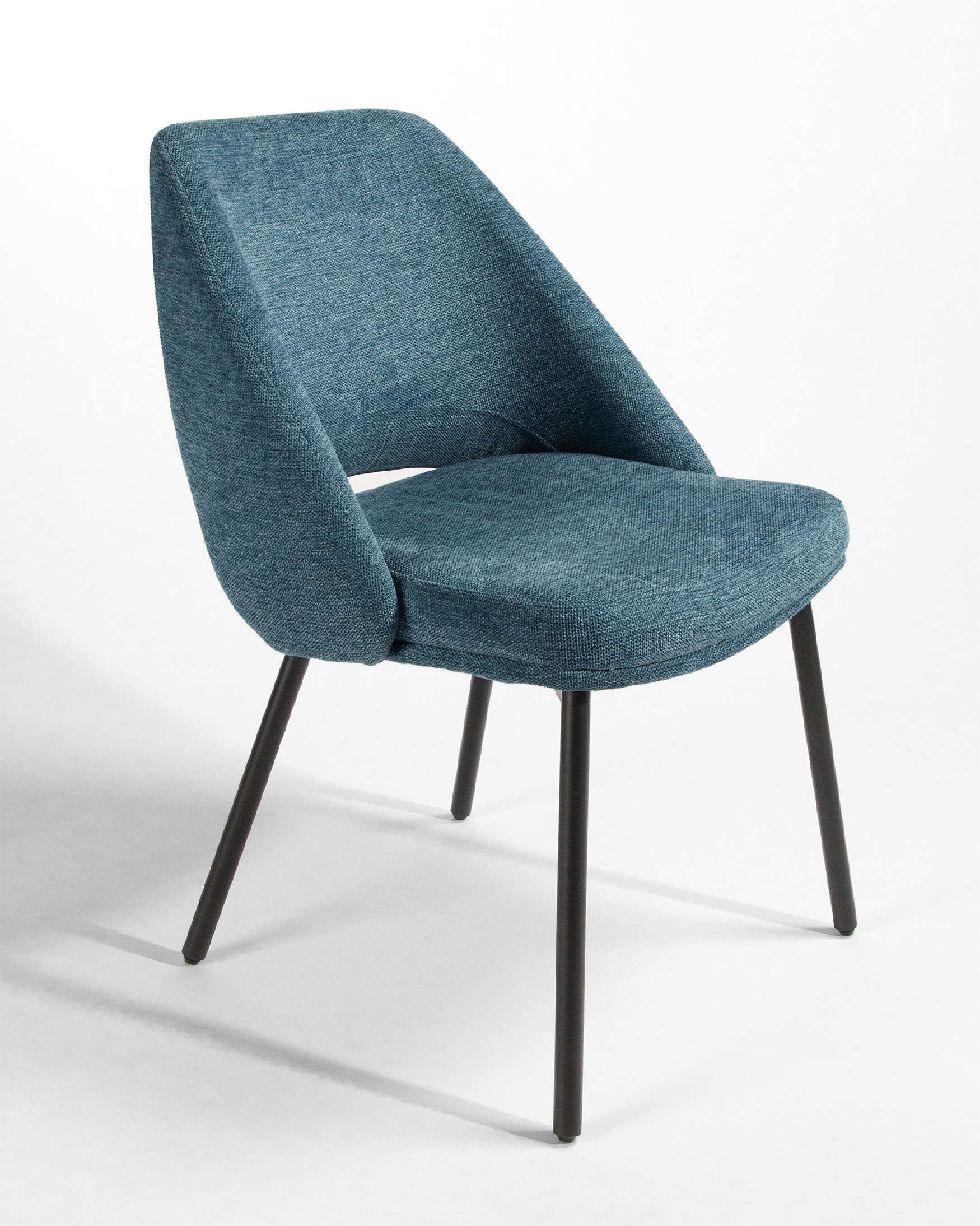 Silla Beirut con tapizado azul y patas metálicas negras