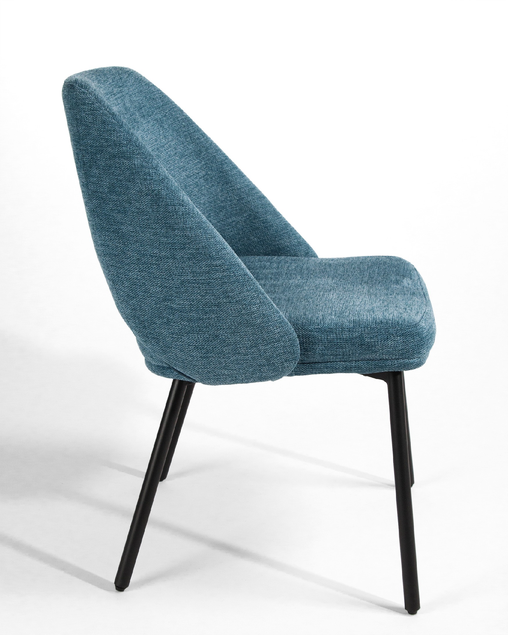 Silla Beirut con tapizado azul y patas metálicas negras