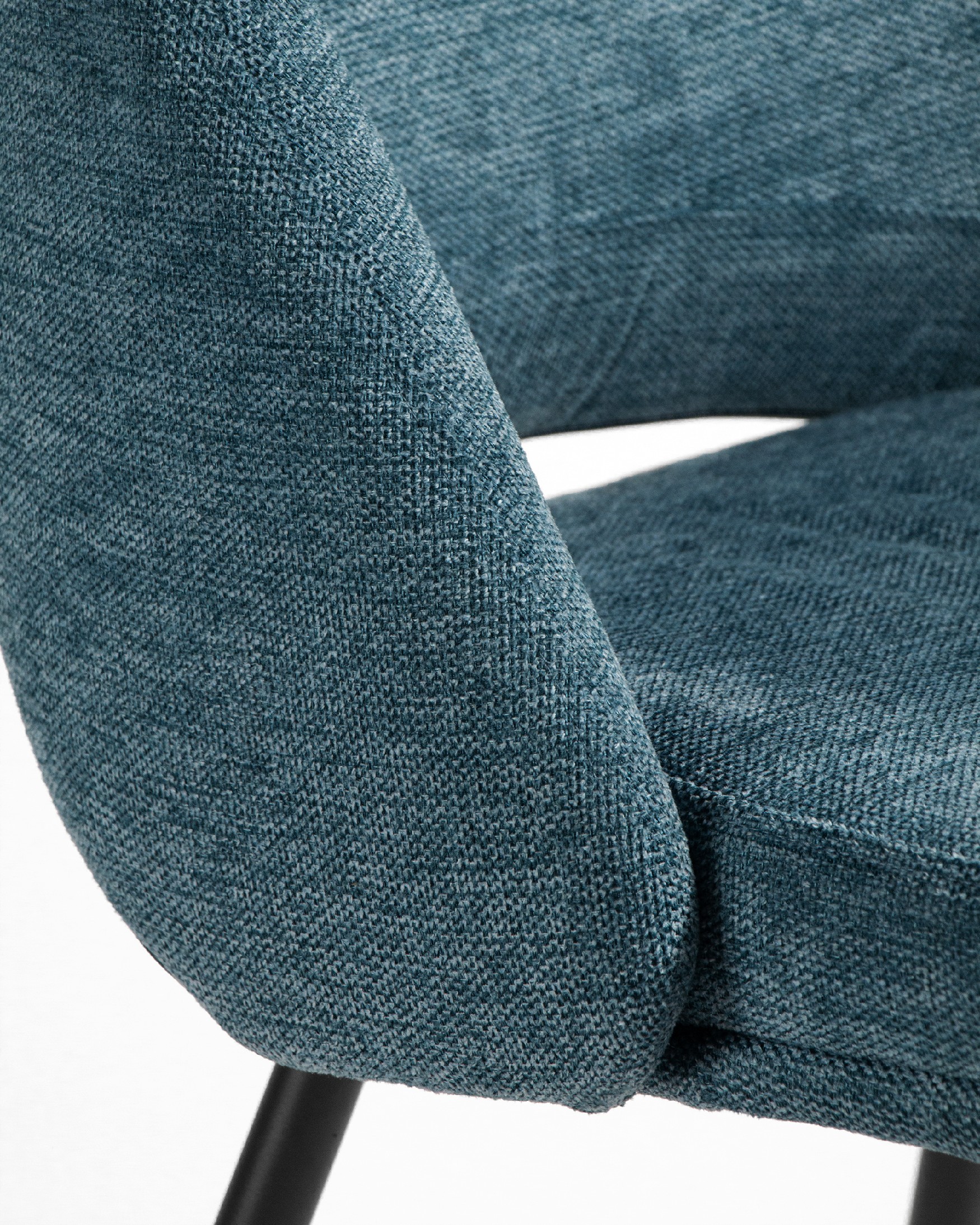 Silla Beirut con tapizado azul y patas metálicas negras