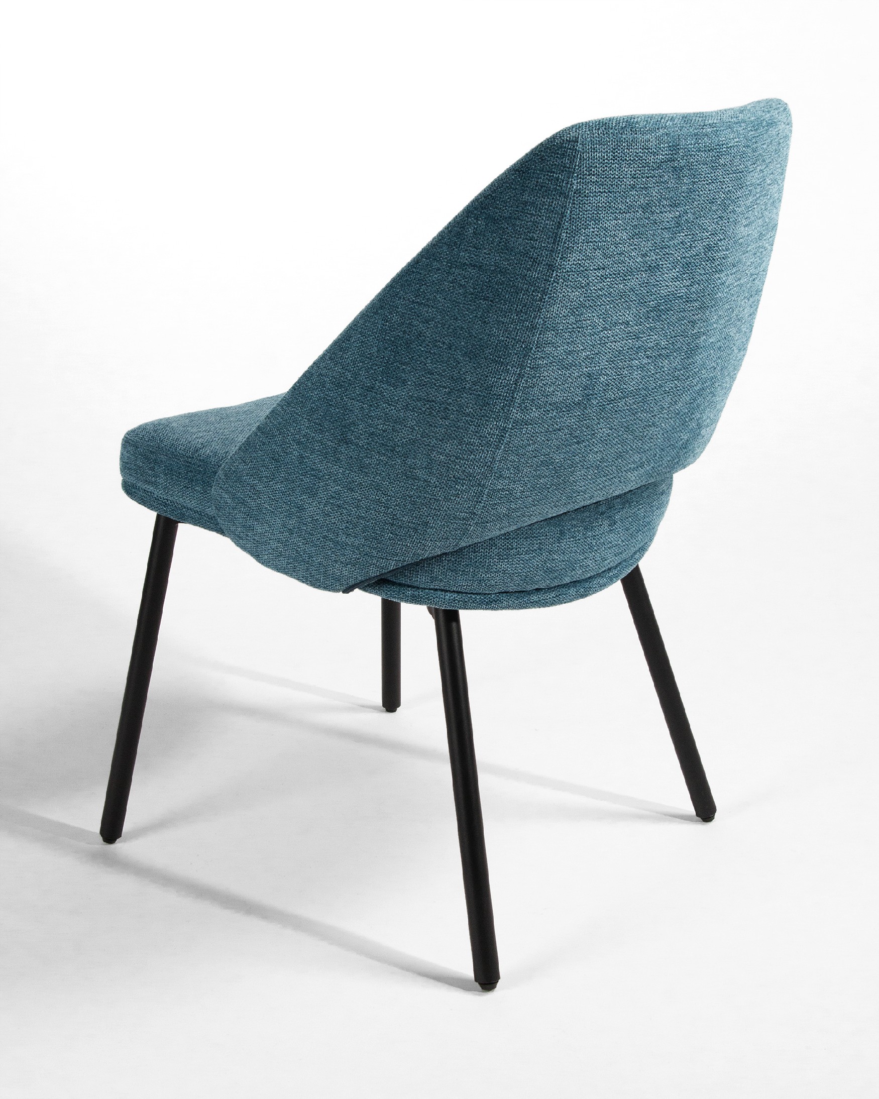 Silla Beirut con tapizado azul y patas metálicas negras