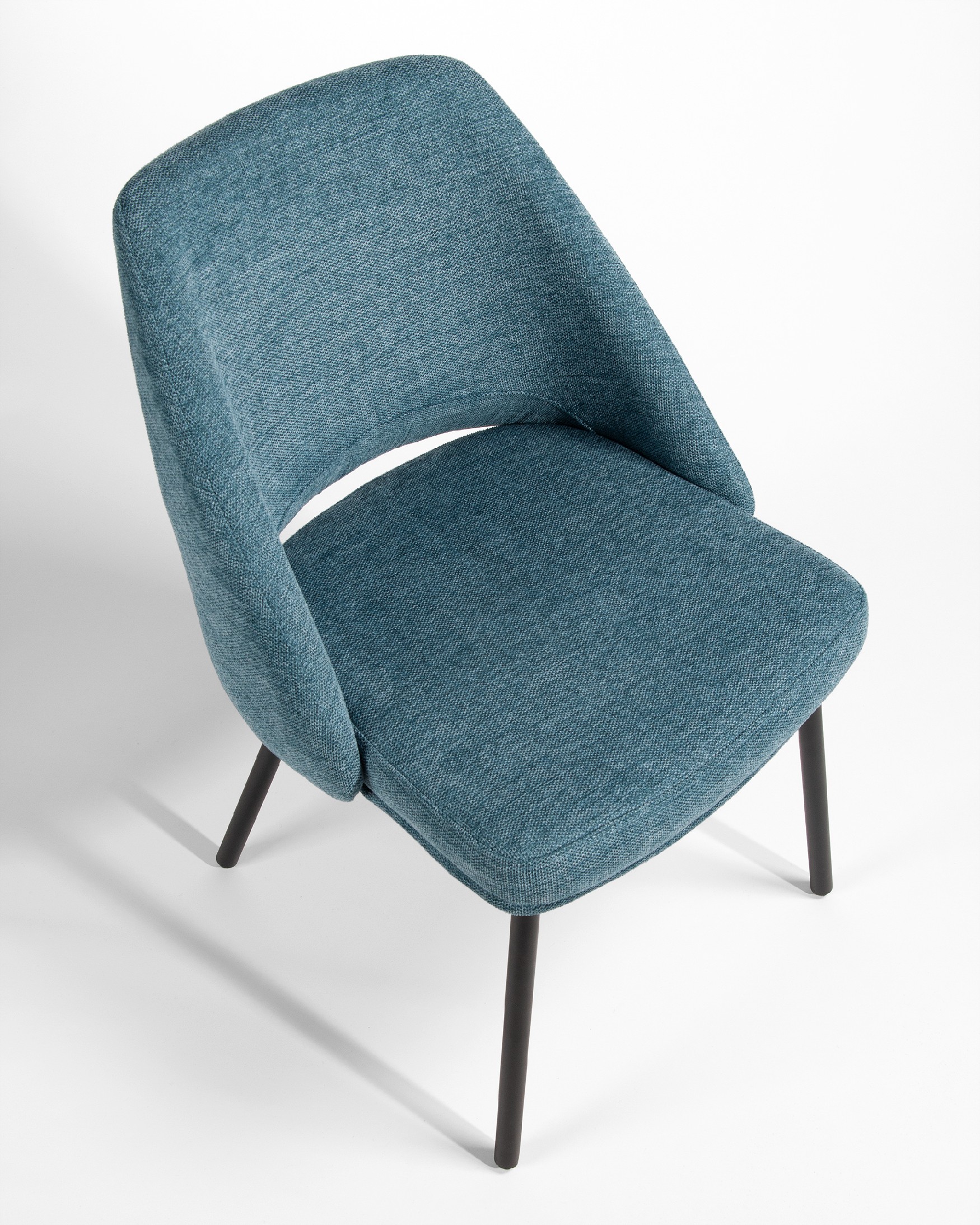 Silla Beirut con tapizado azul y patas metálicas negras