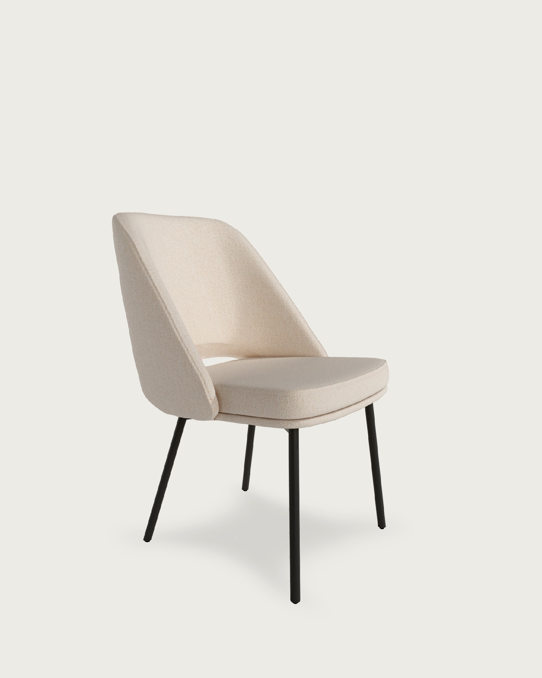 Silla Beirut con tapizado nacar y patas metálicas negras