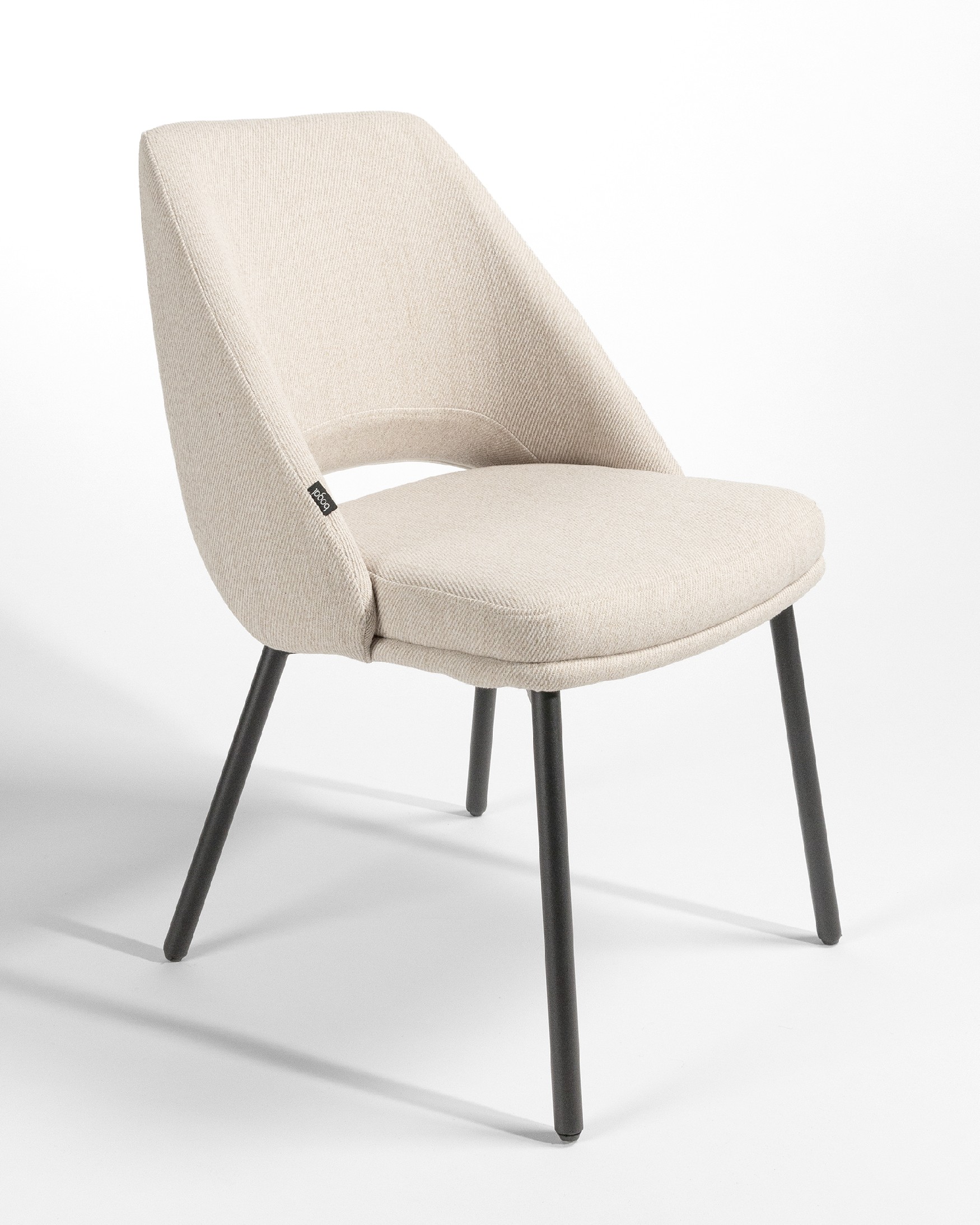 Silla Beirut con tapizado nacar y patas metálicas negras