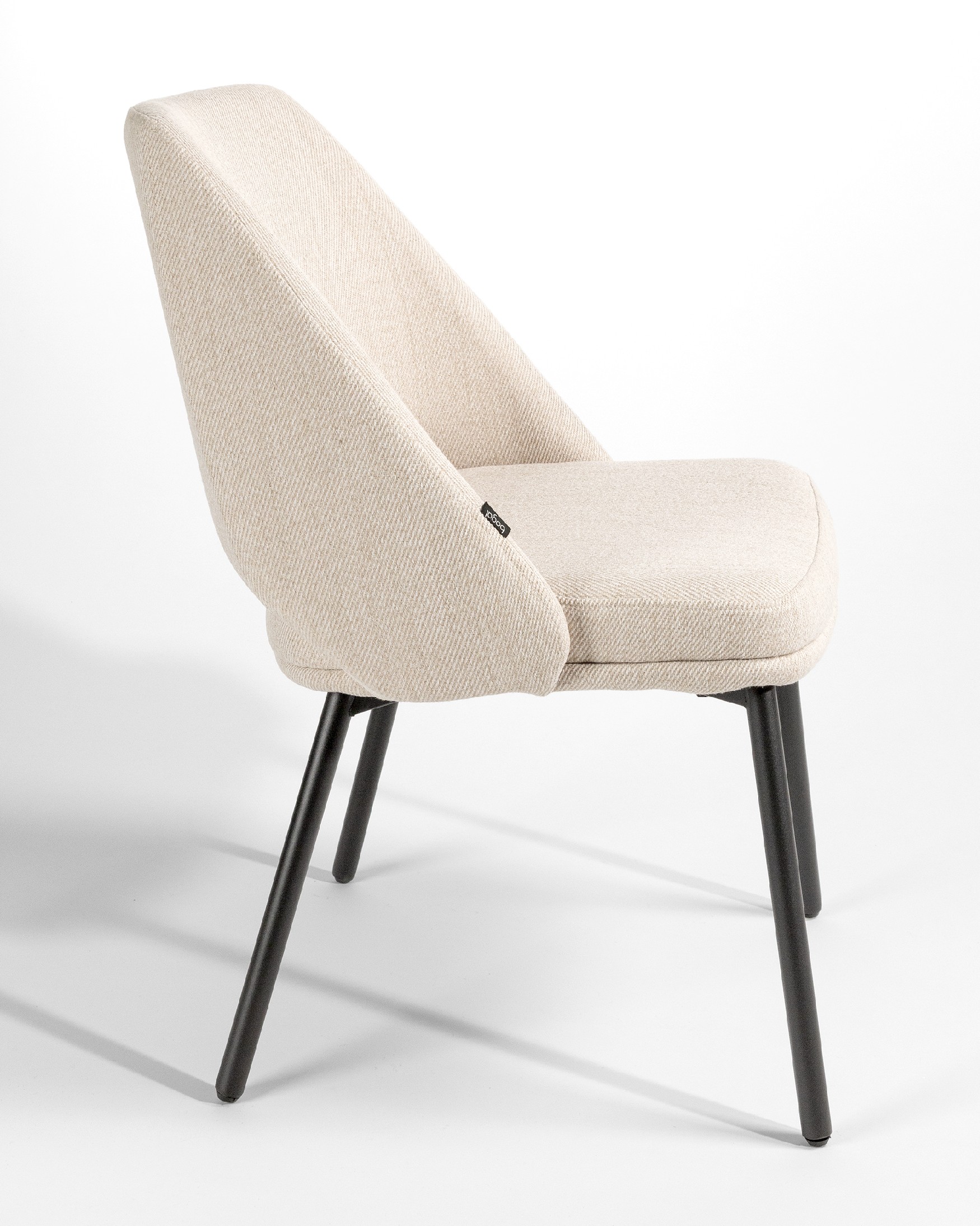 Silla Beirut con tapizado nacar y patas metálicas negras