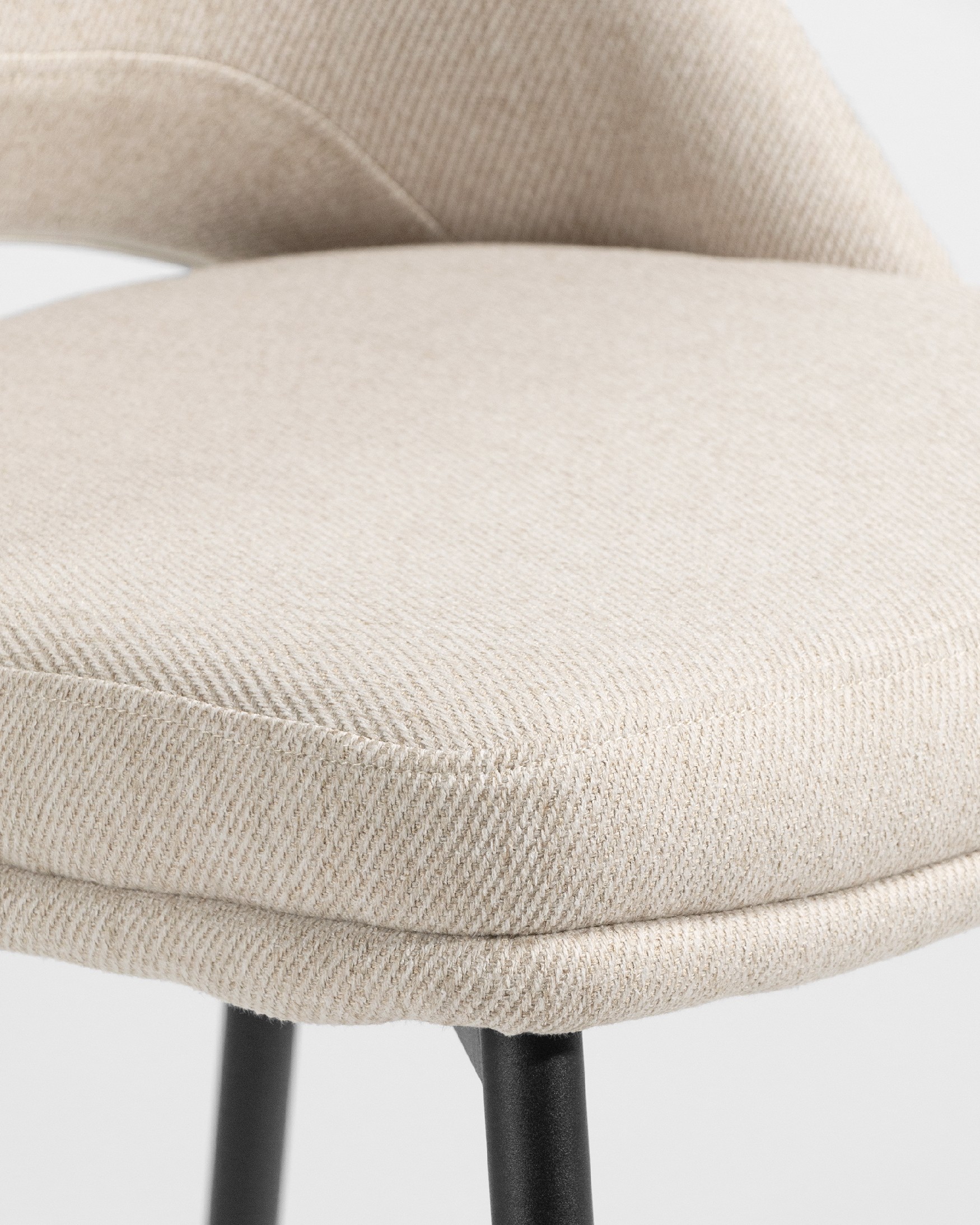 Silla Beirut con tapizado nacar y patas metálicas negras