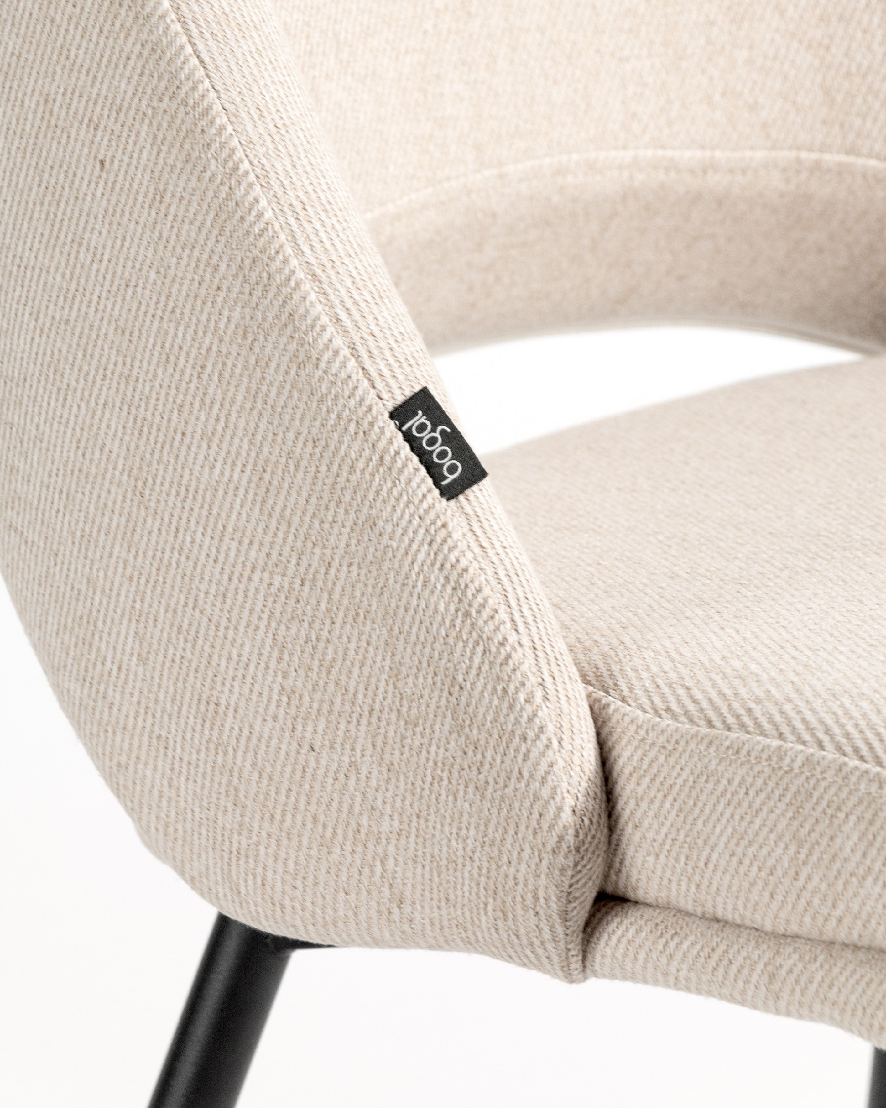 Silla Beirut con tapizado nacar y patas metálicas negras