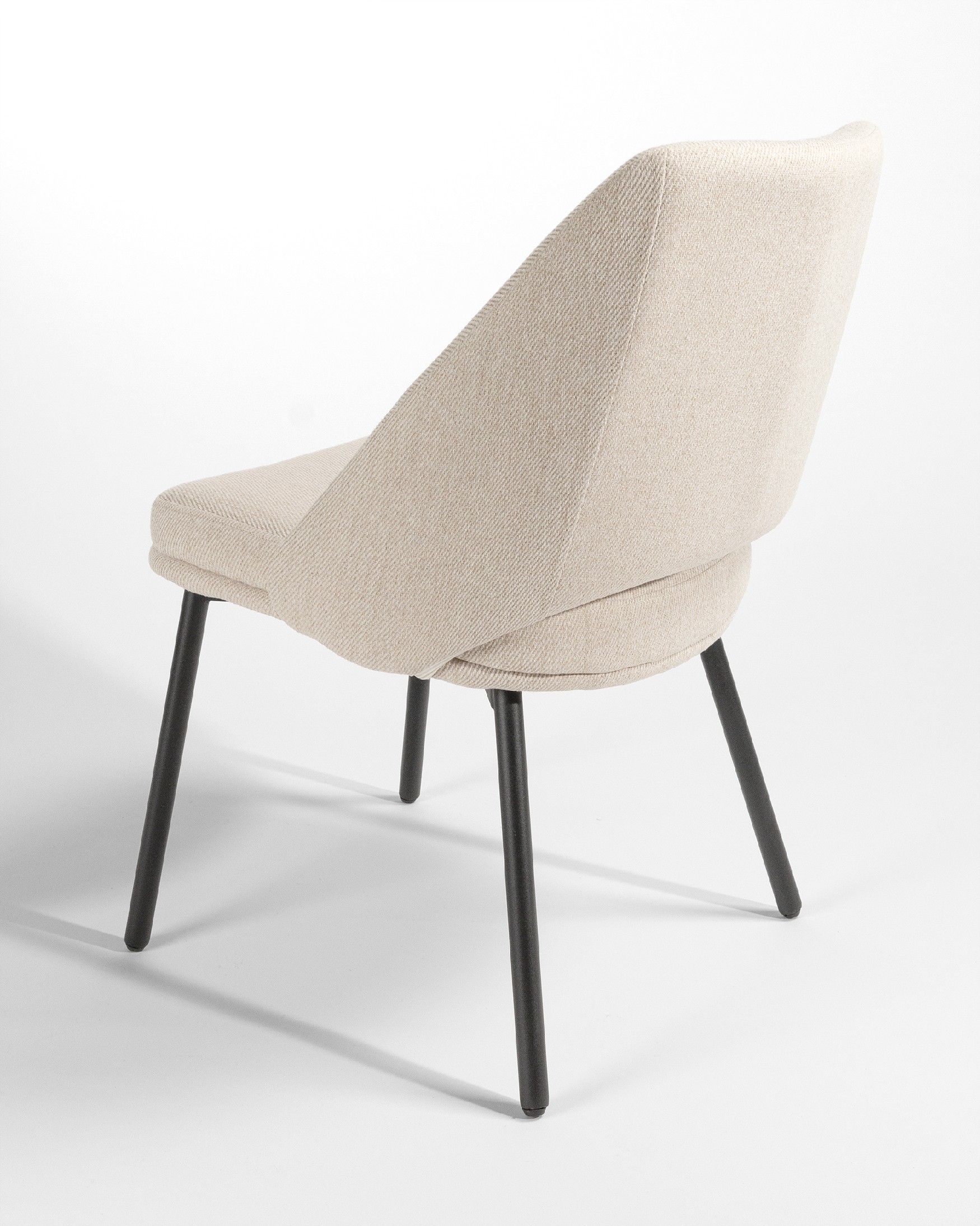 Silla Beirut con tapizado nacar y patas metálicas negras