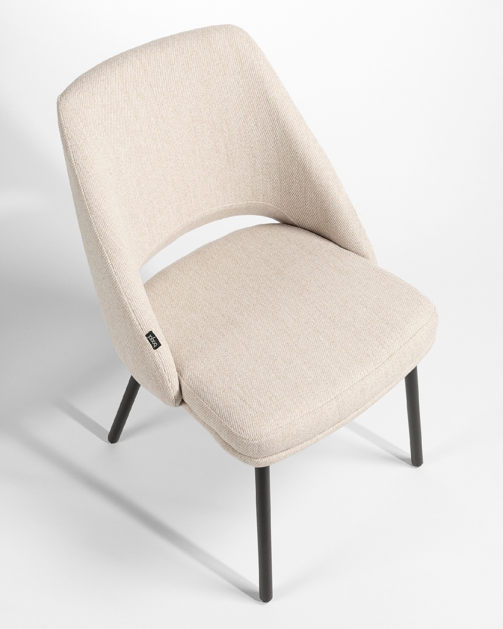 Silla Beirut con tapizado nacar y patas metálicas negras