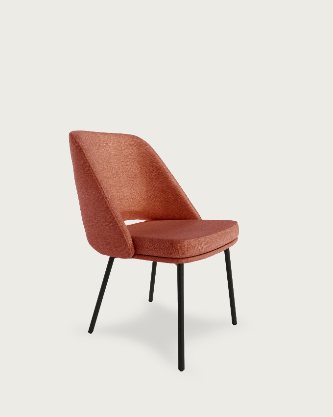 Silla Beirut con tapizado salmón y patas metálicas negras
