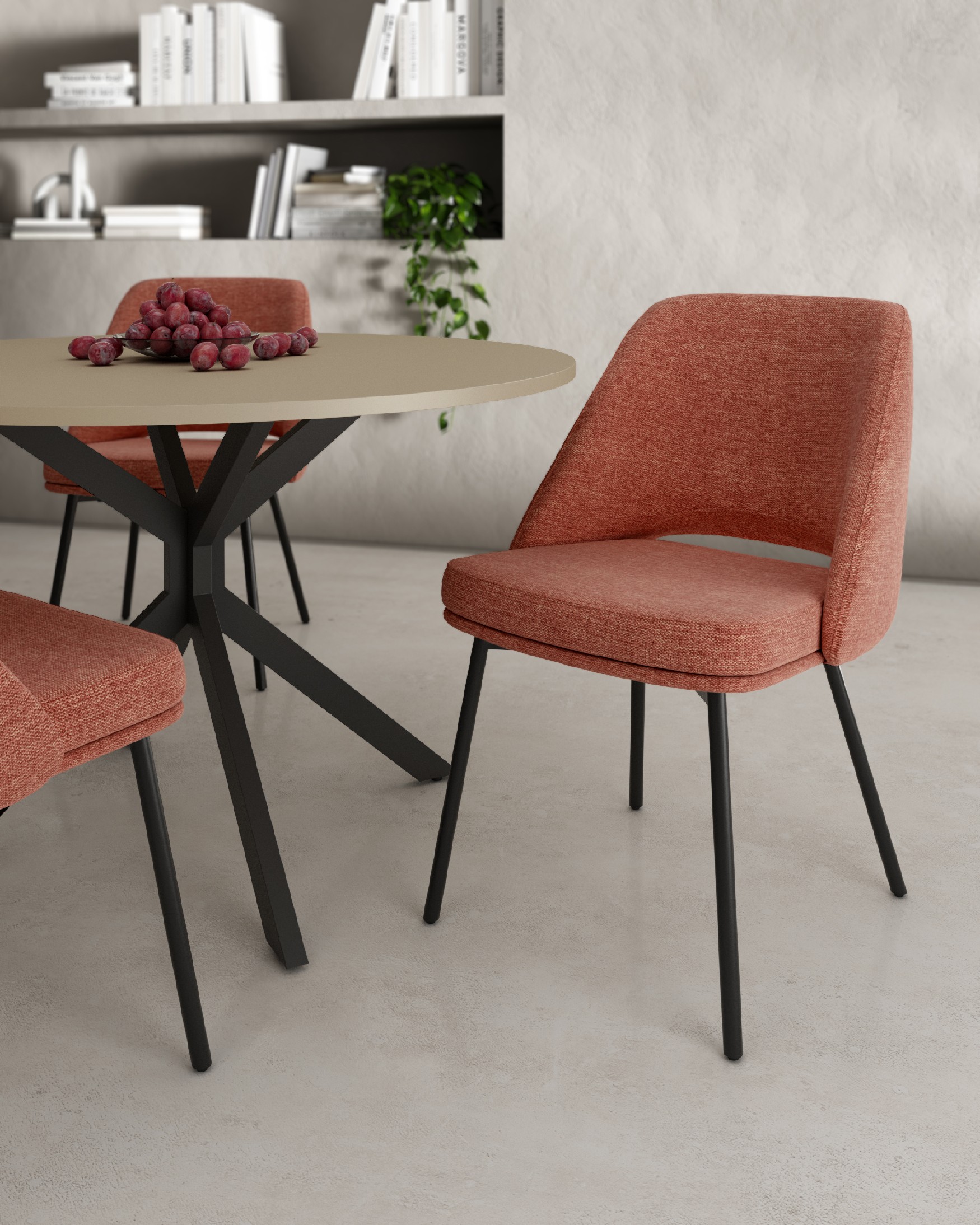 Chaise Beyrouth avec un revêtement saumon et des pieds métalliques noirs