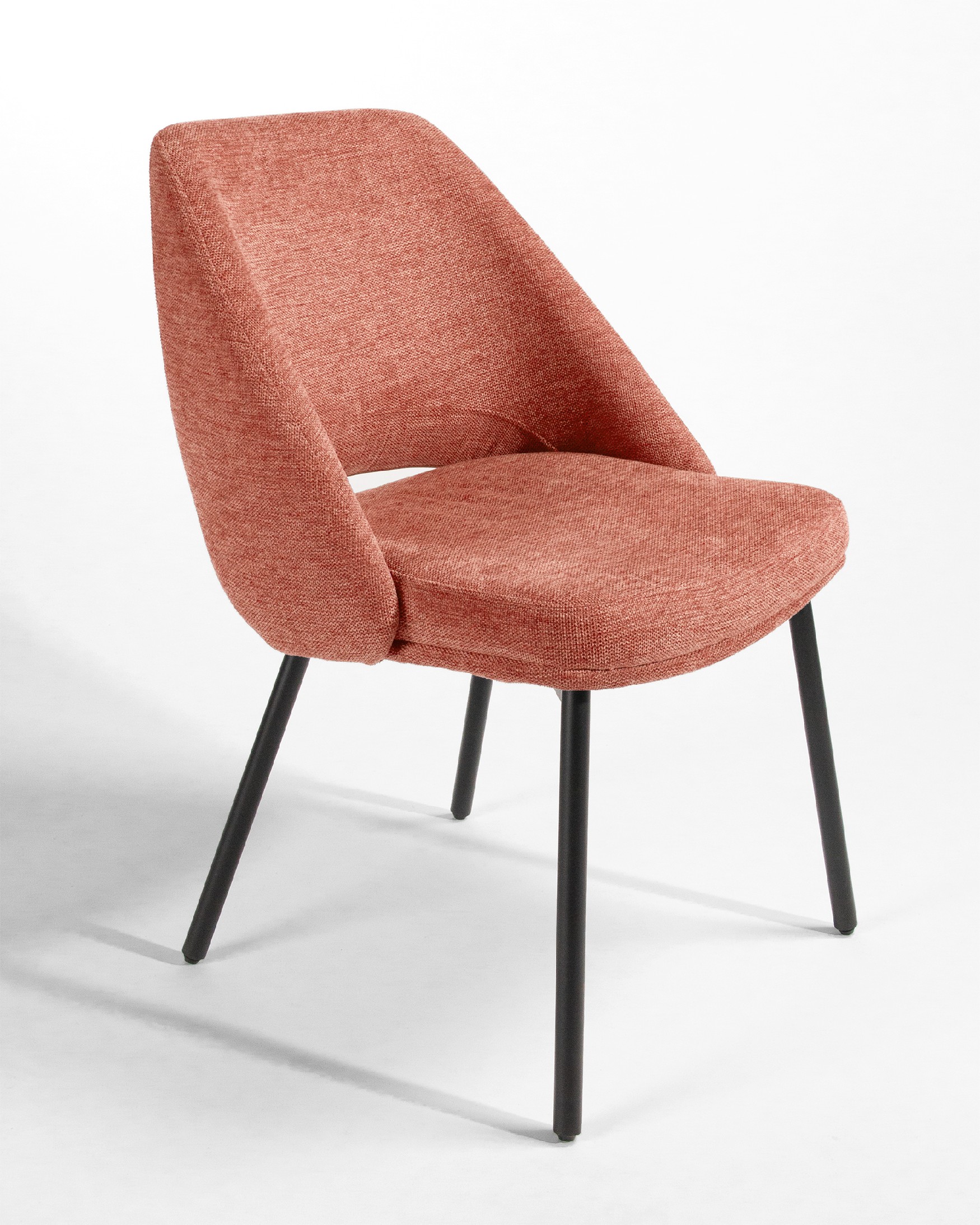 Chaise Beyrouth avec un revêtement saumon et des pieds métalliques noirs