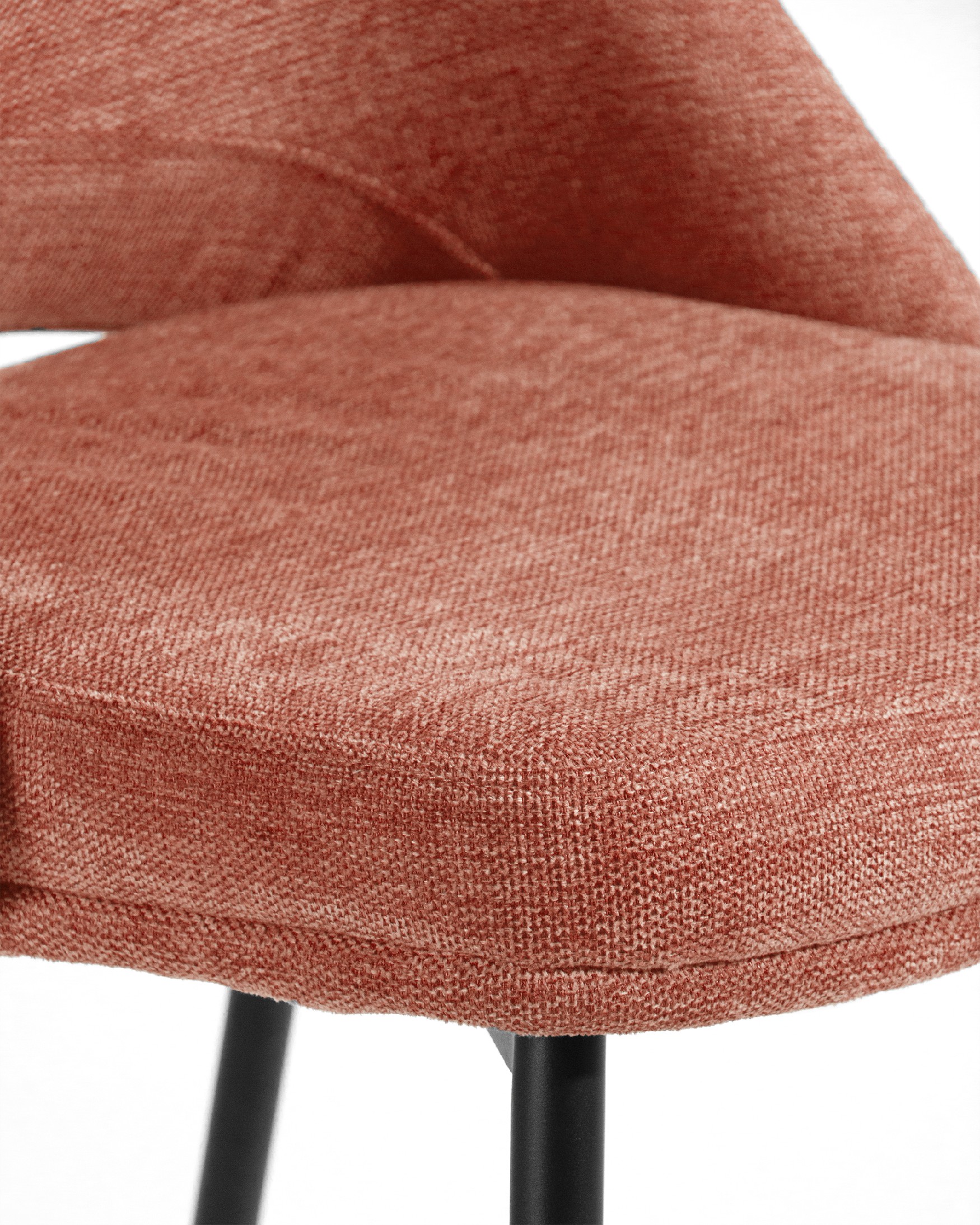 Chaise Beyrouth avec un revêtement saumon et des pieds métalliques noirs