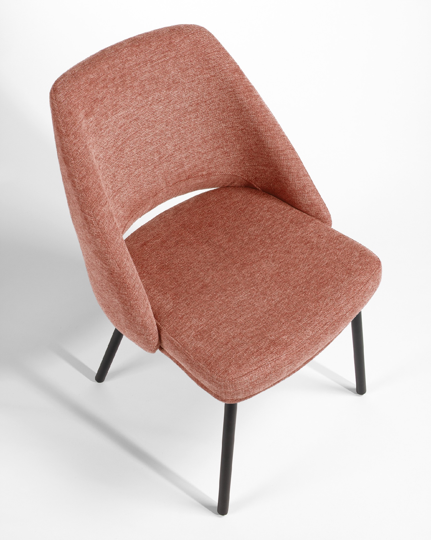 Chaise Beyrouth avec un revêtement saumon et des pieds métalliques noirs