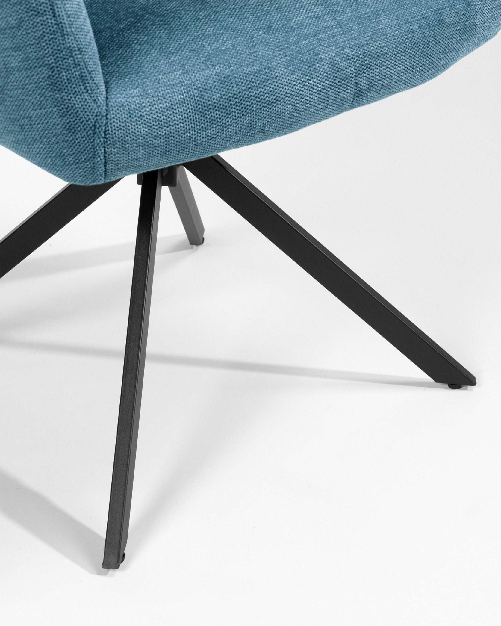 Silla Bergamo giratoria 180º con función return, tapizado azul y patas metálicas negras