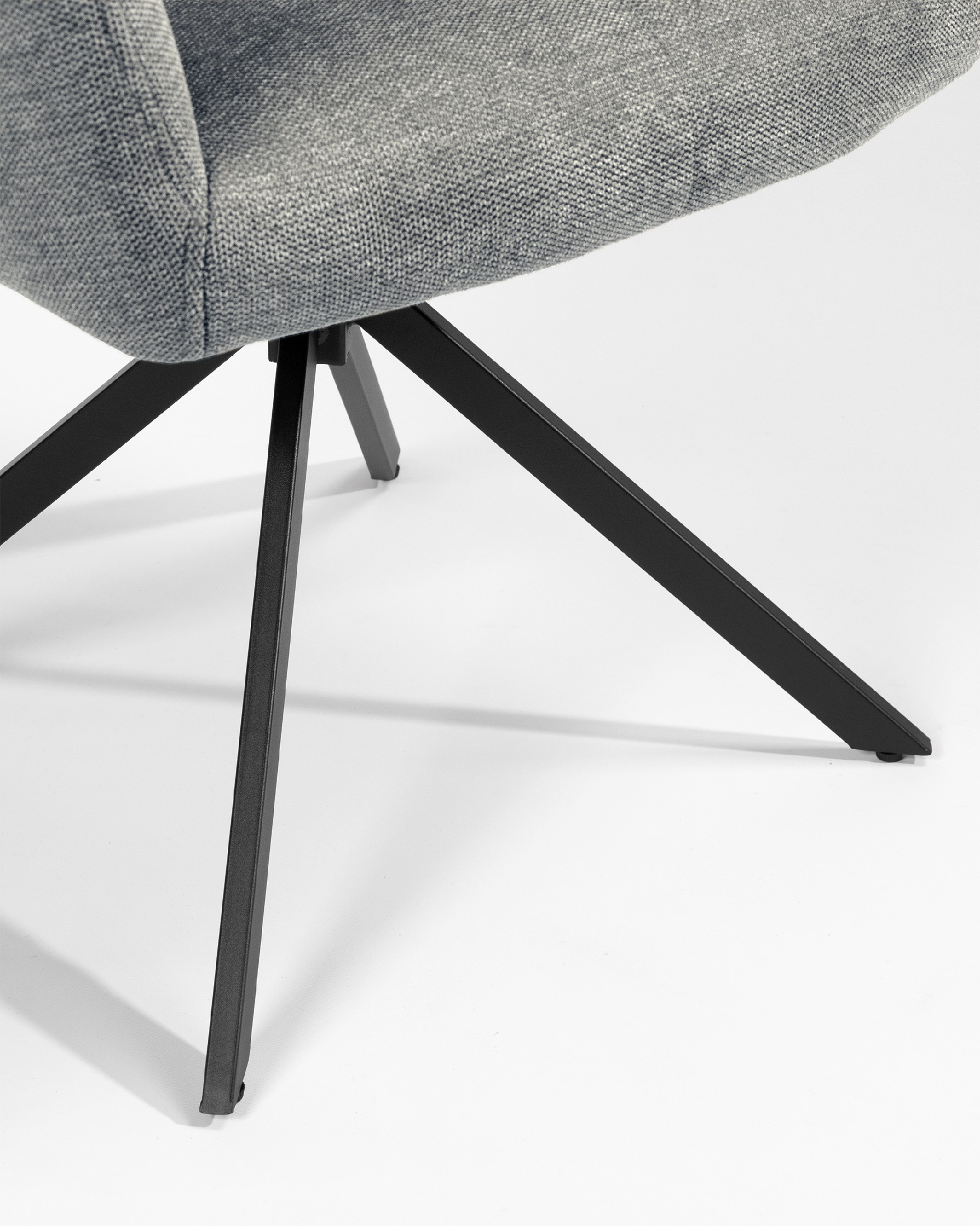 Silla Bergamo giratoria 180º con función return, tapizado gris y patas metálicas negras