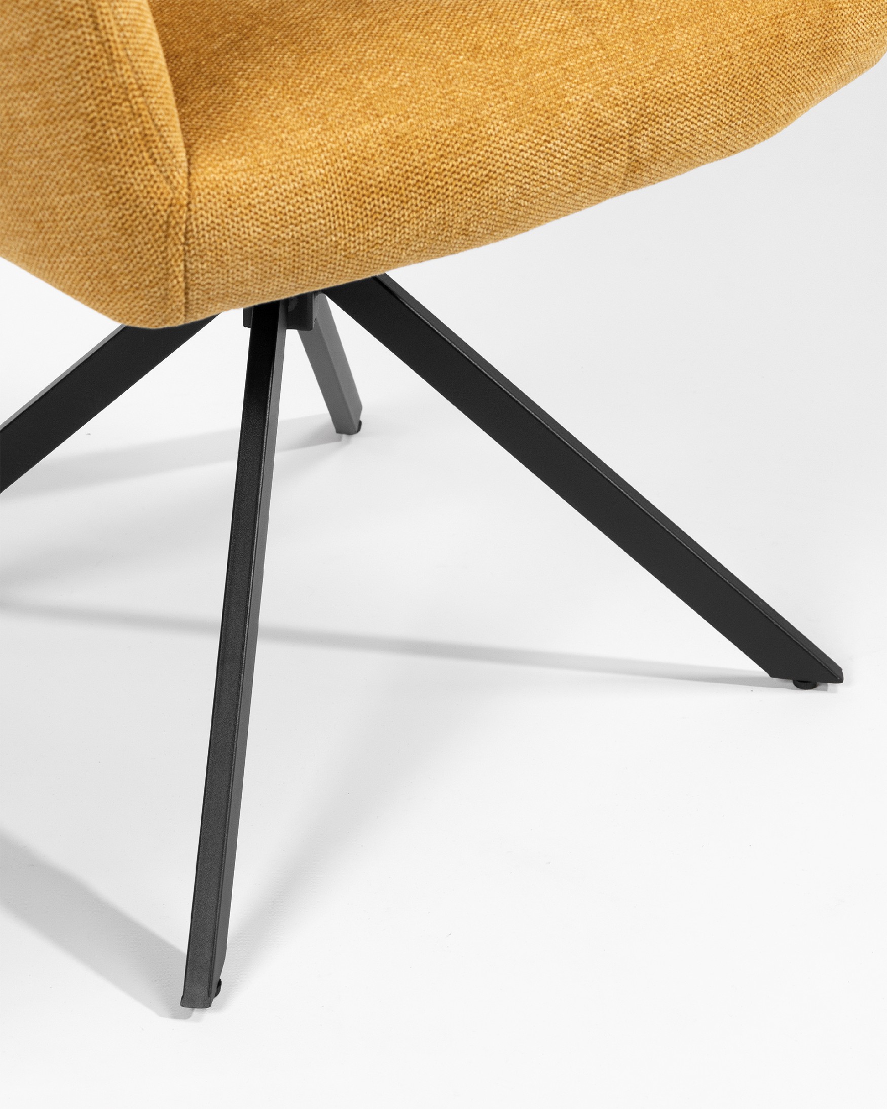 Silla Bergamo giratoria 180º con función return, tapizado mostaza y patas metálicas negras