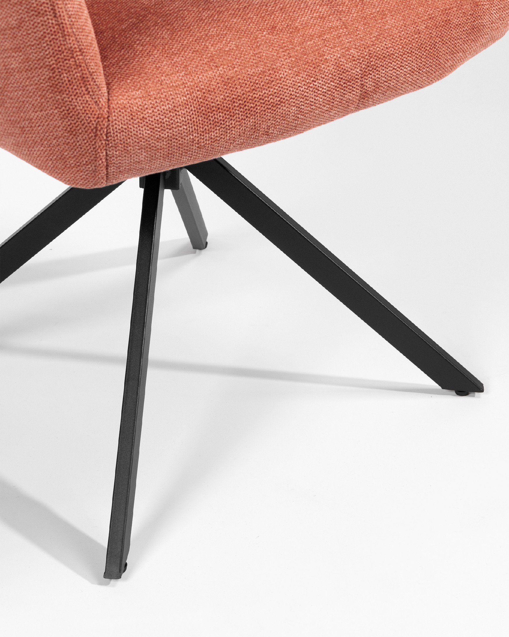 Silla Bergamo giratoria 180º con función return, tapizado salmón y patas metálicas negras
