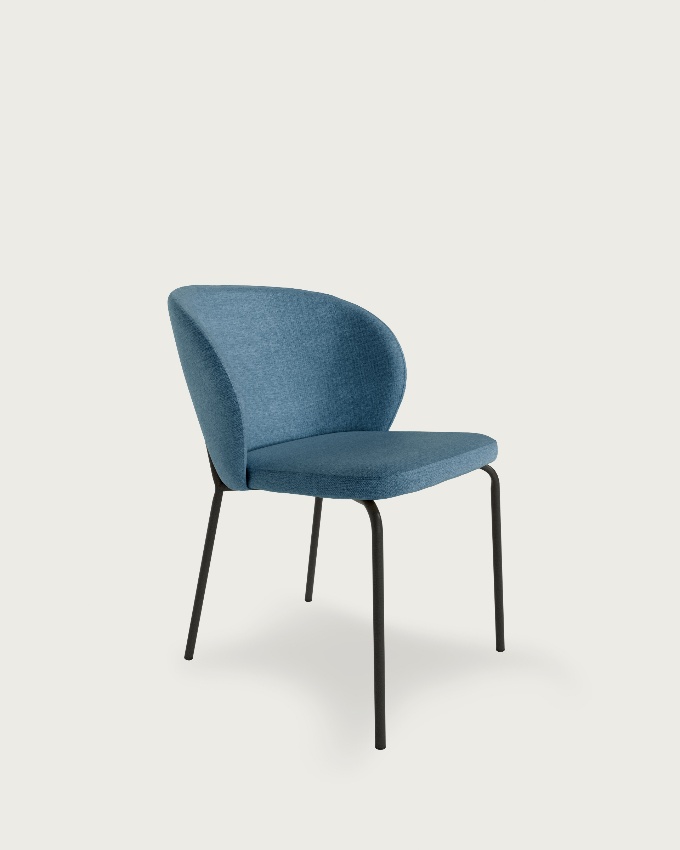 Silla Bergen con tapizado azul y patas metálicas negras