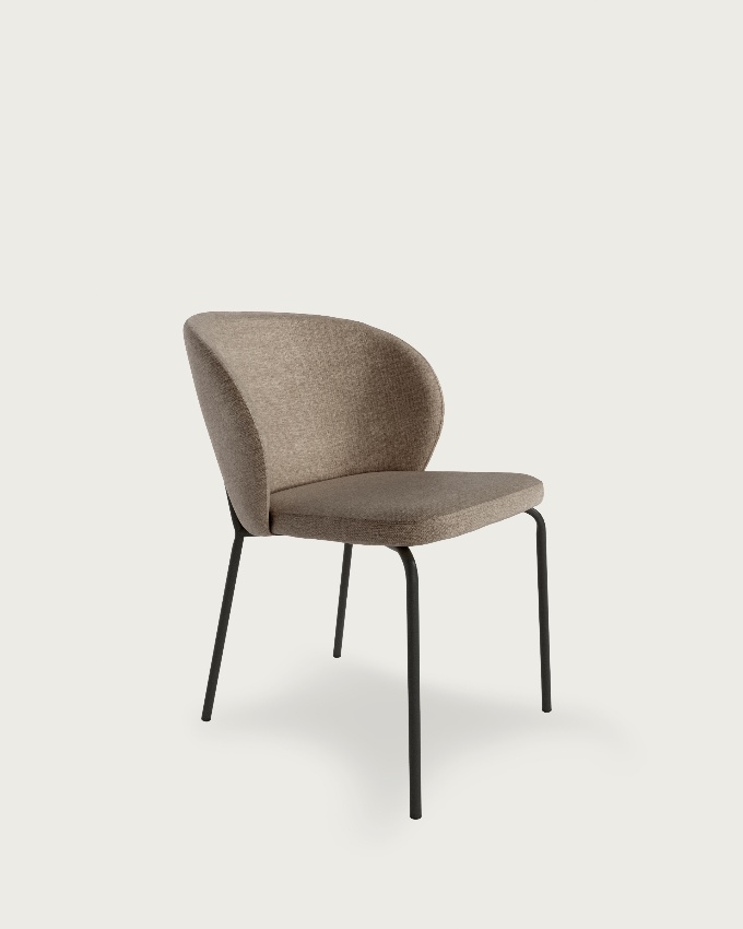Silla Bergen con tapizado marrón y patas metálicas negras