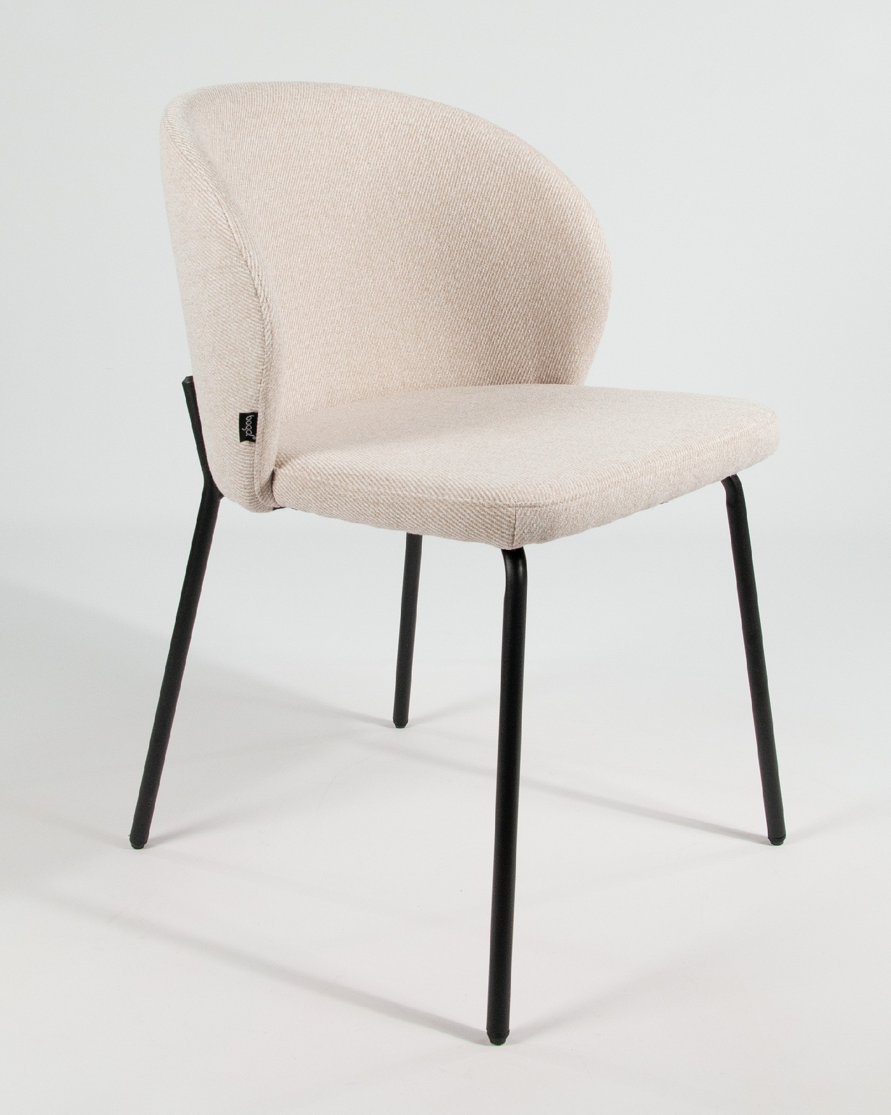 Silla Bergen con tapizado nácar y estructura metálica negro