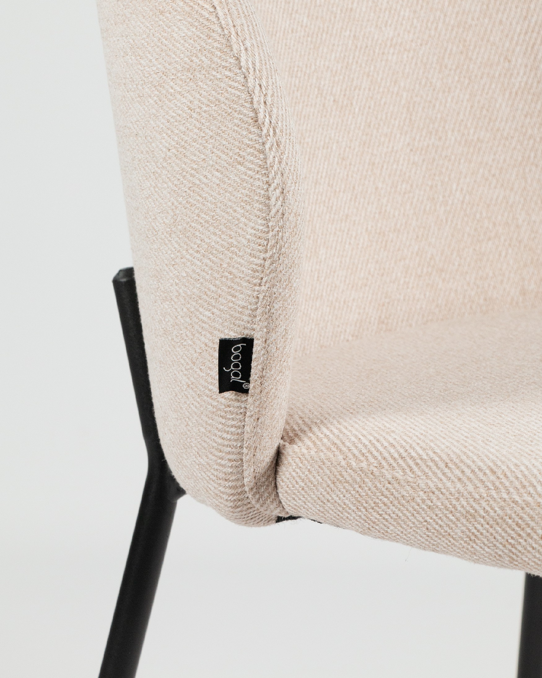 Silla Bergen con tapizado nácar y estructura metálica negro
