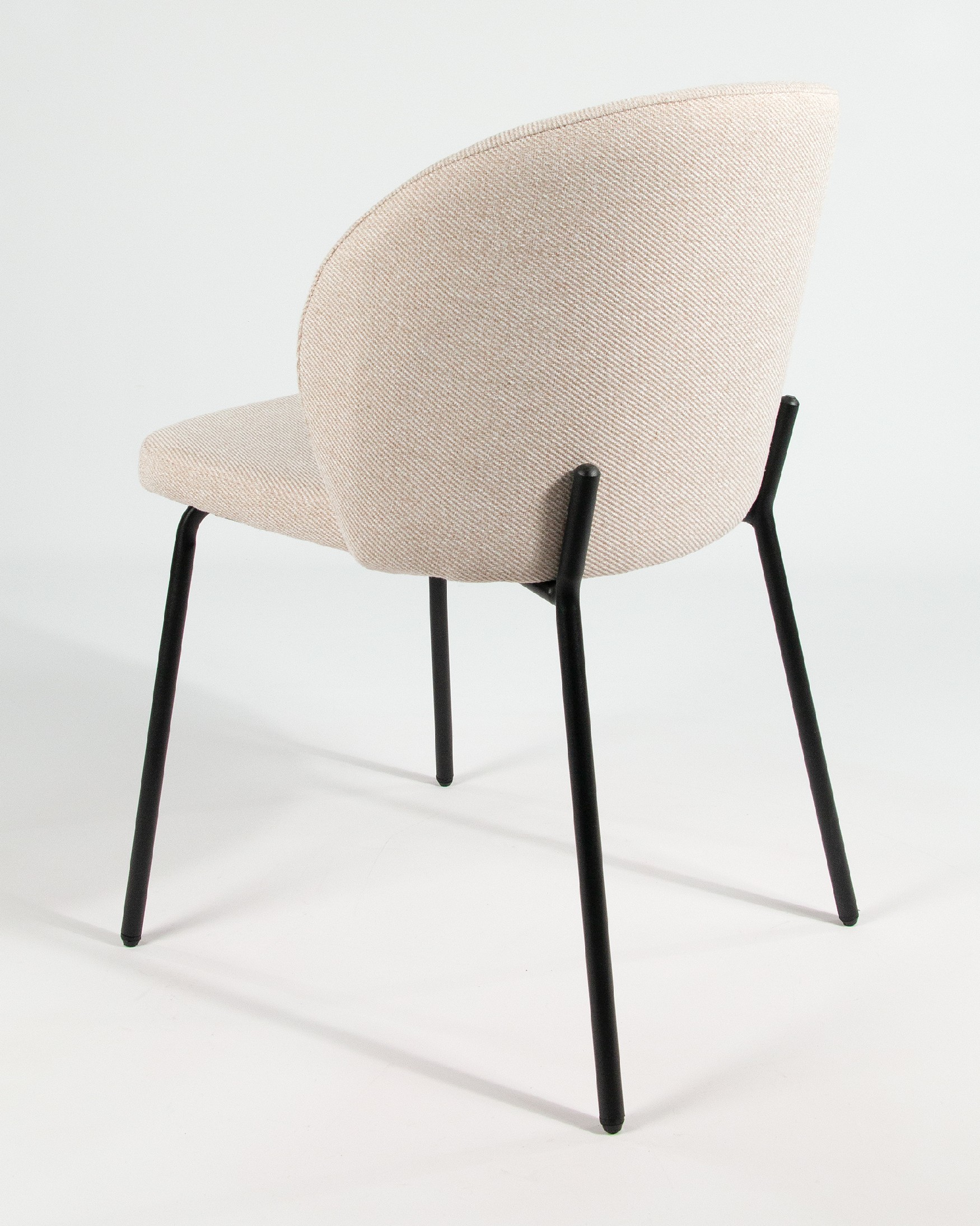 Silla Bergen con tapizado nácar y estructura metálica negro