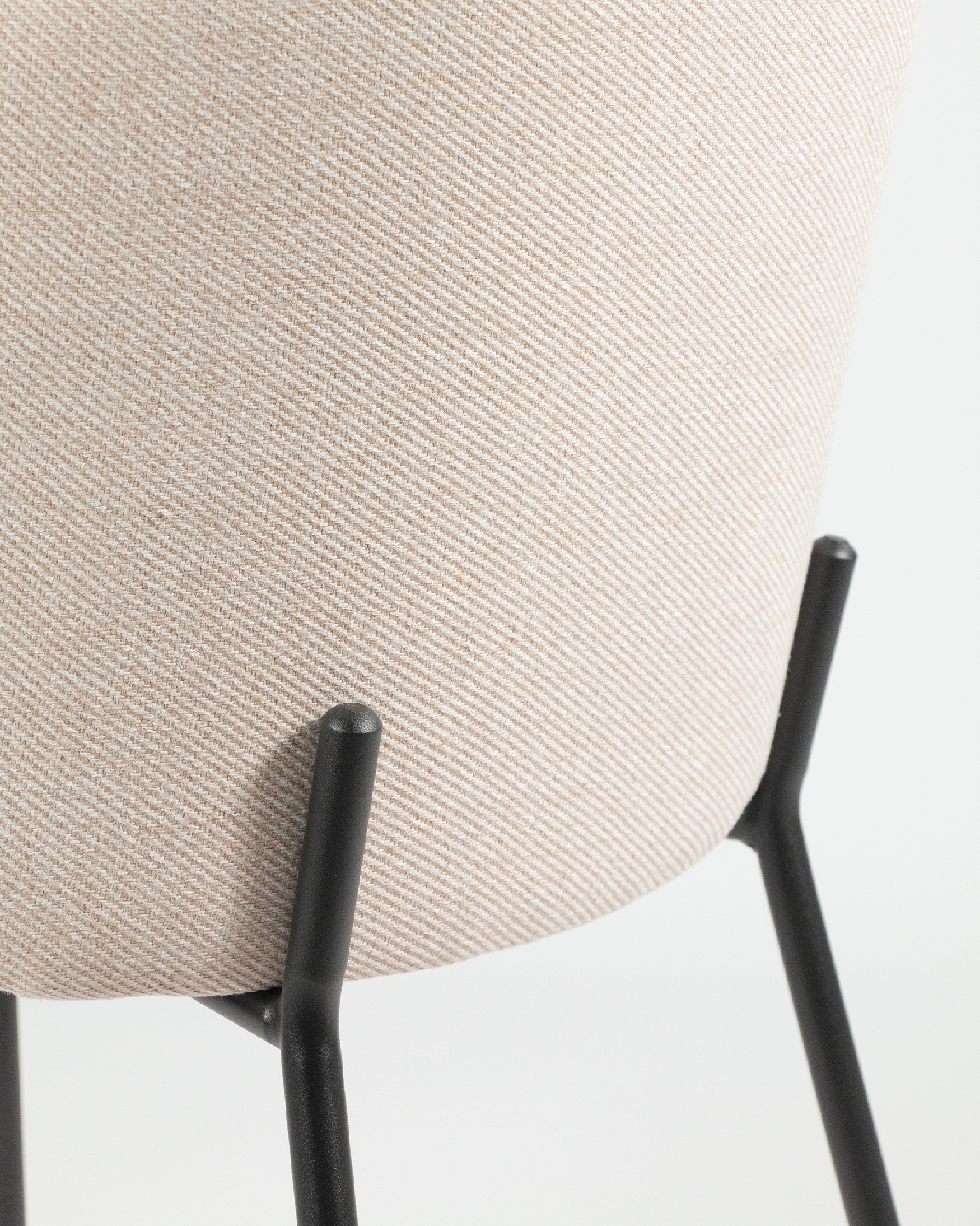 Silla Bergen con tapizado nácar y estructura metálica negro