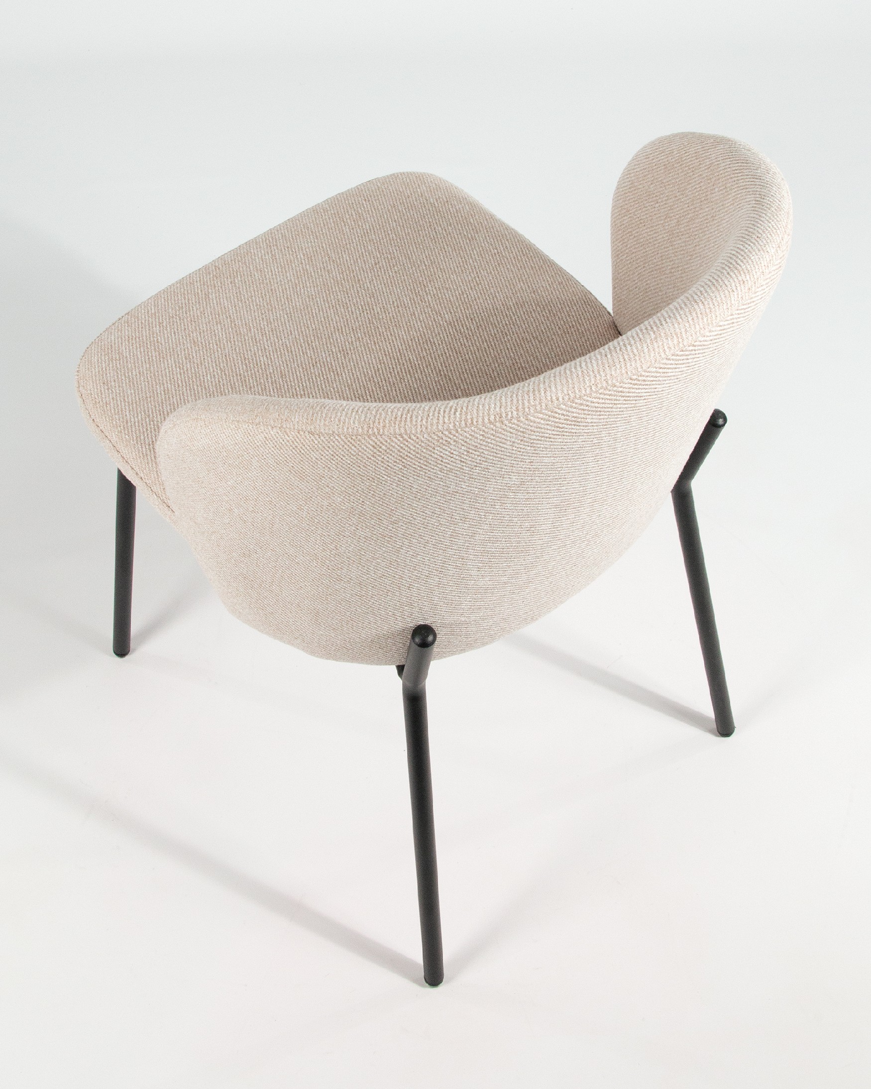 Silla Bergen con tapizado nácar y estructura metálica negro