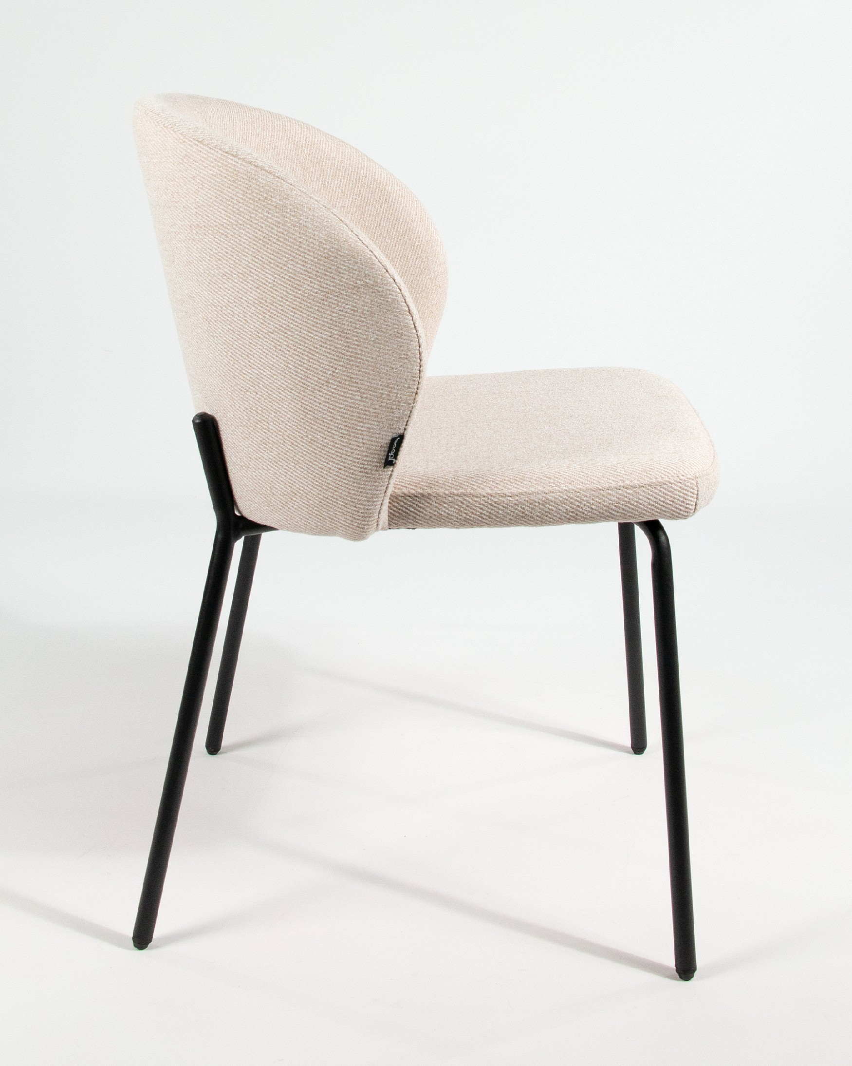 Silla Bergen con tapizado nácar y estructura metálica negro