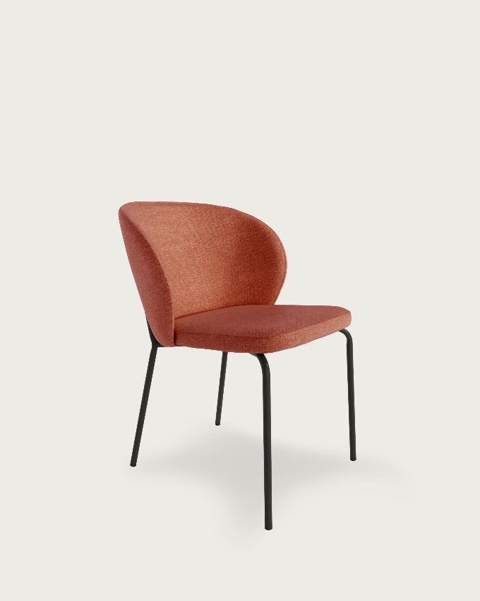 Silla Bergen con tapizado salmón y  patas metálicas negras