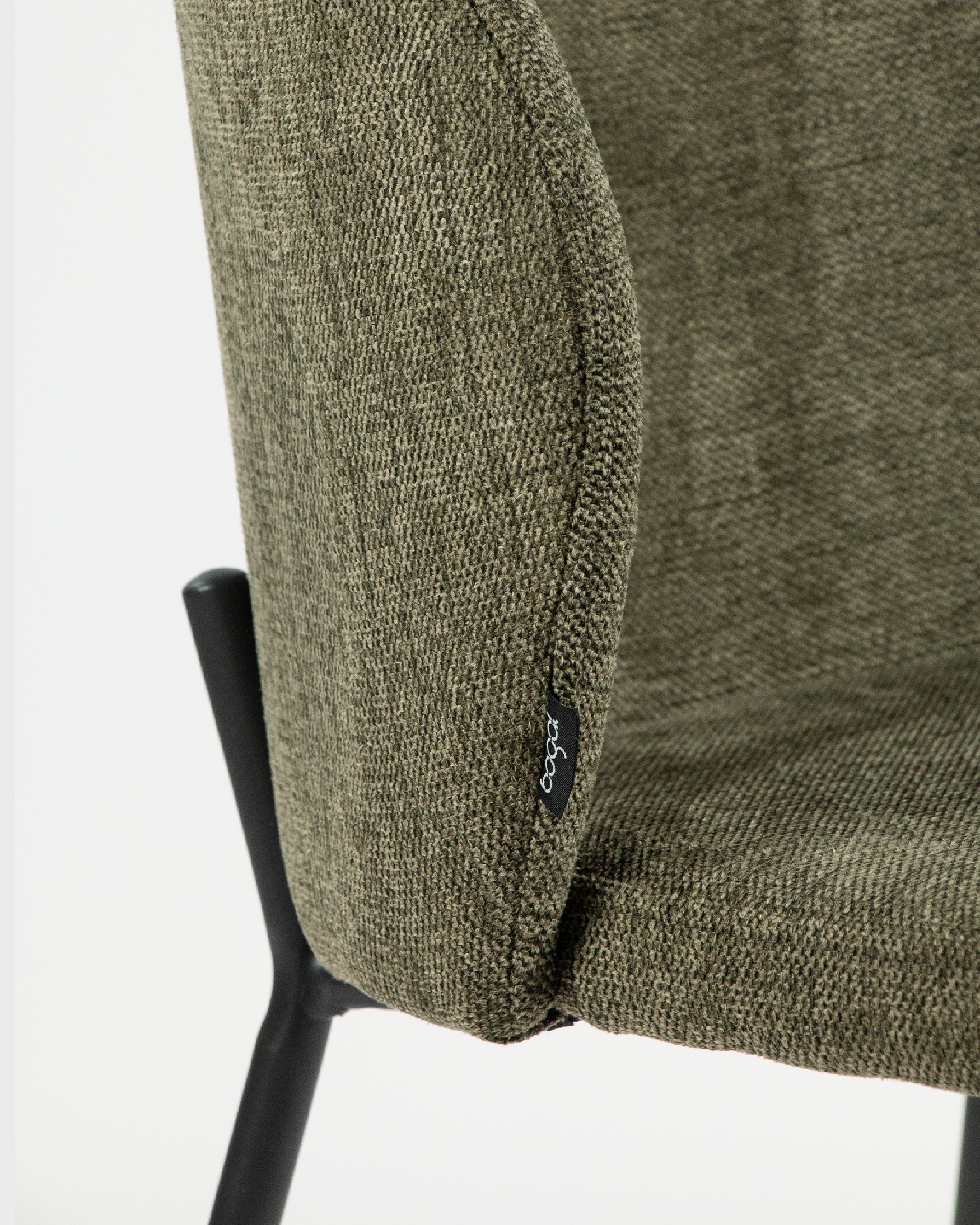 Silla Bergen con tapizado verde y patas metálicas negras