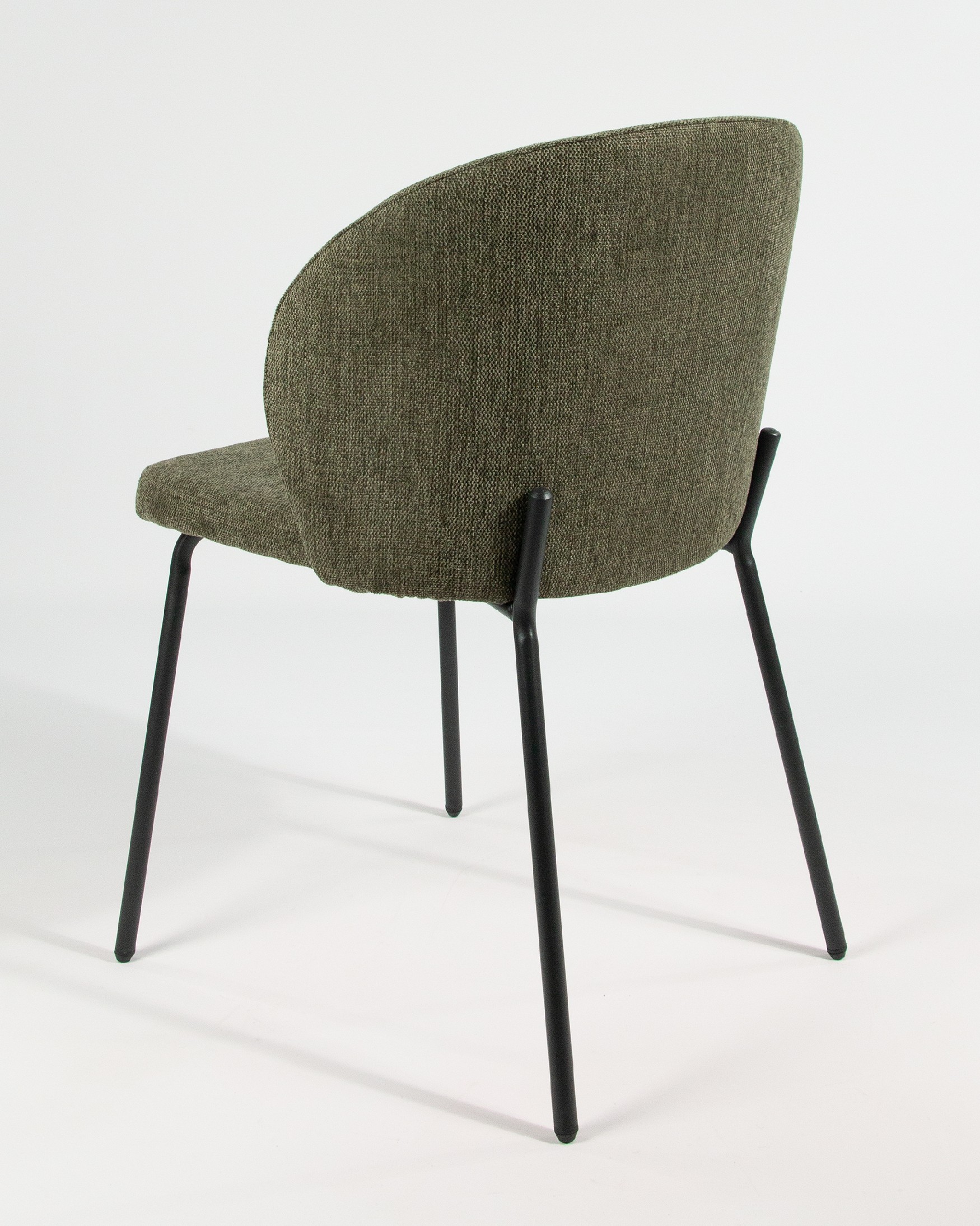 Silla Bergen con tapizado verde y patas metálicas negras