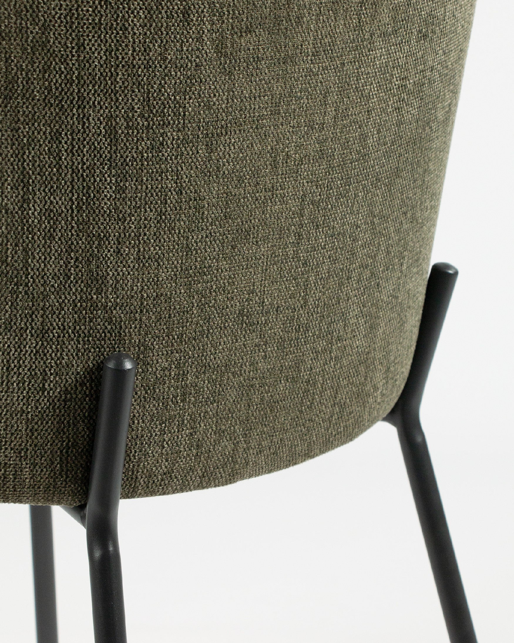 Silla Bergen con tapizado verde y patas metálicas negras