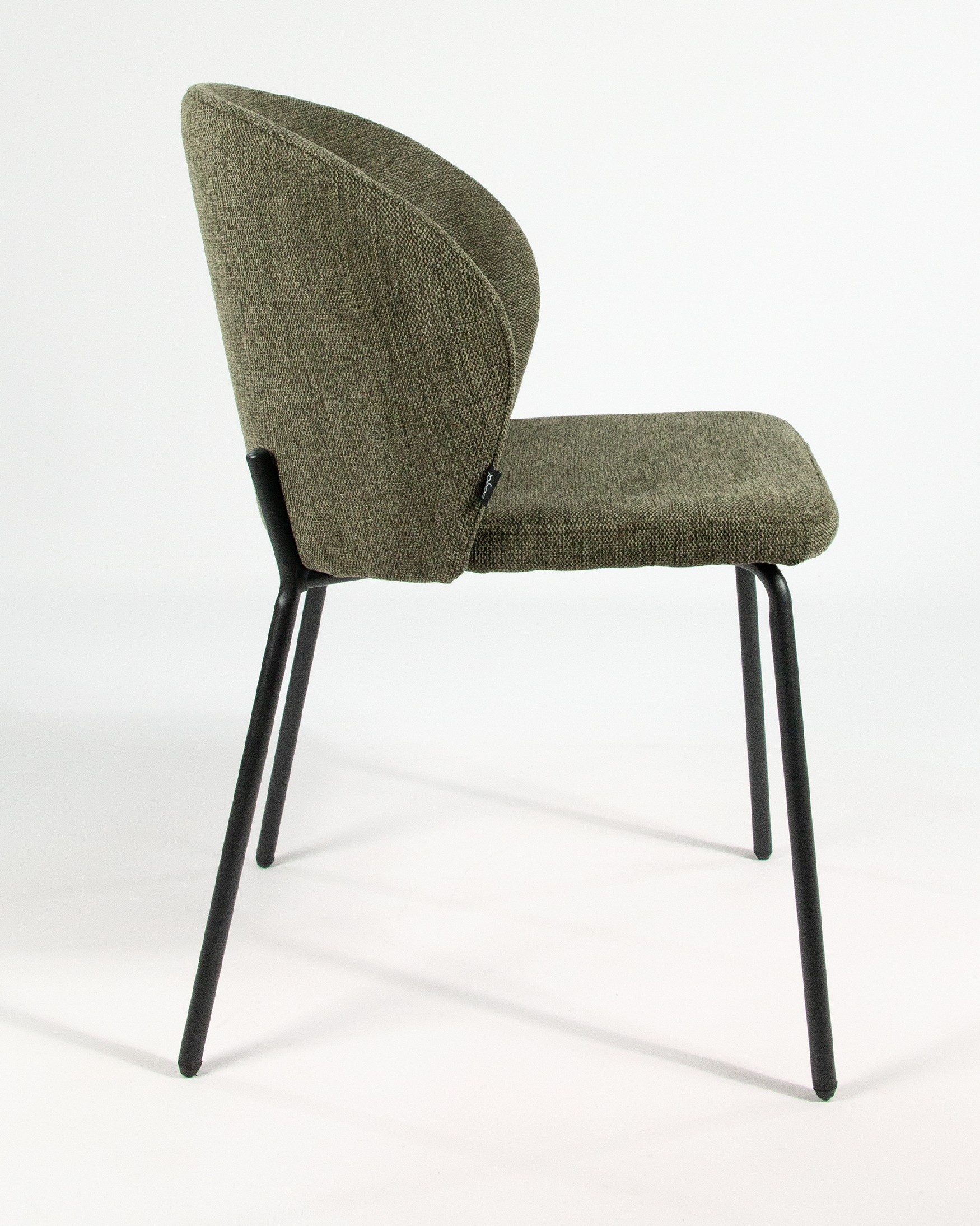 Silla Bergen con tapizado verde y patas metálicas negras