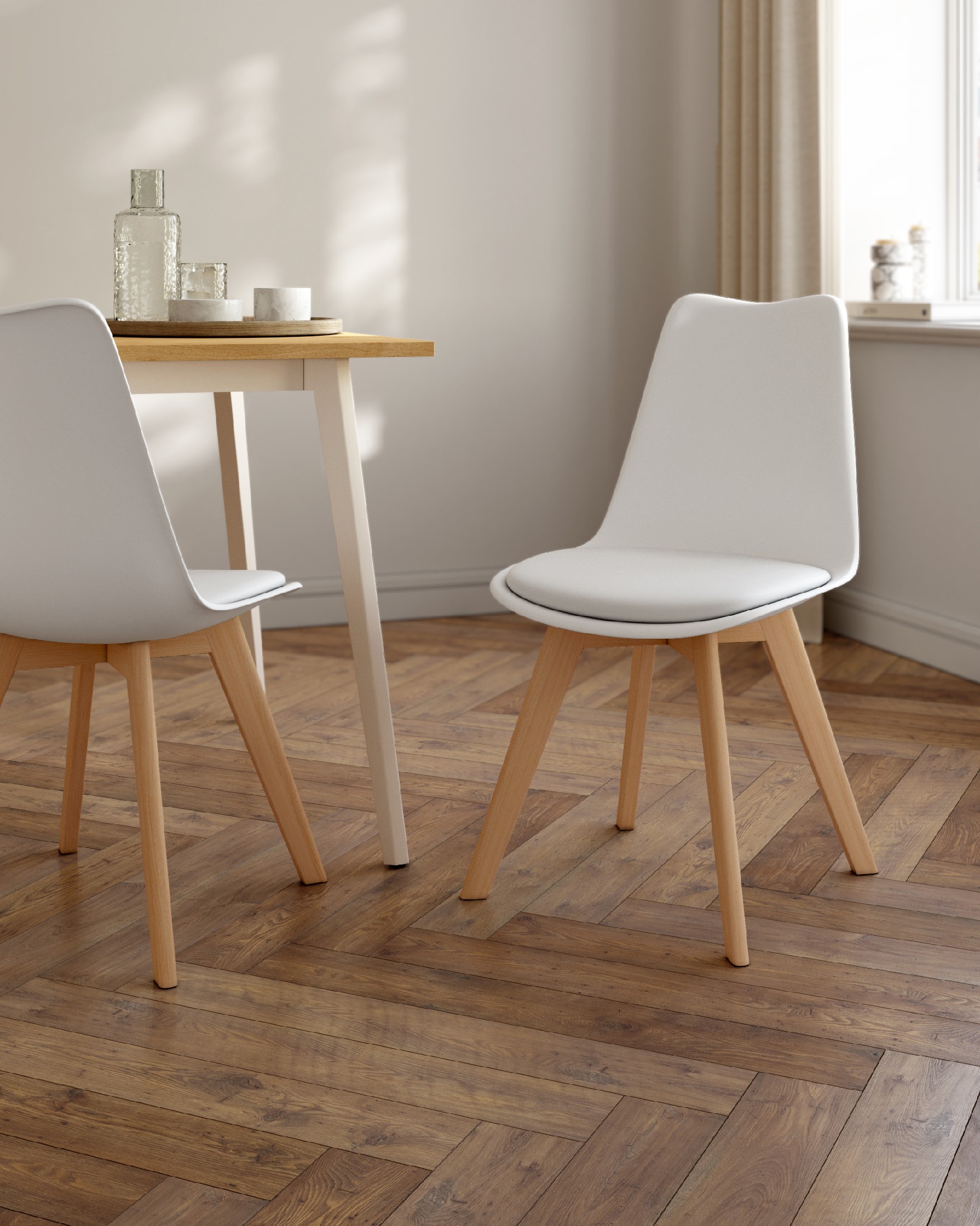 Silla Berlin con tapizado blanco y patas madera