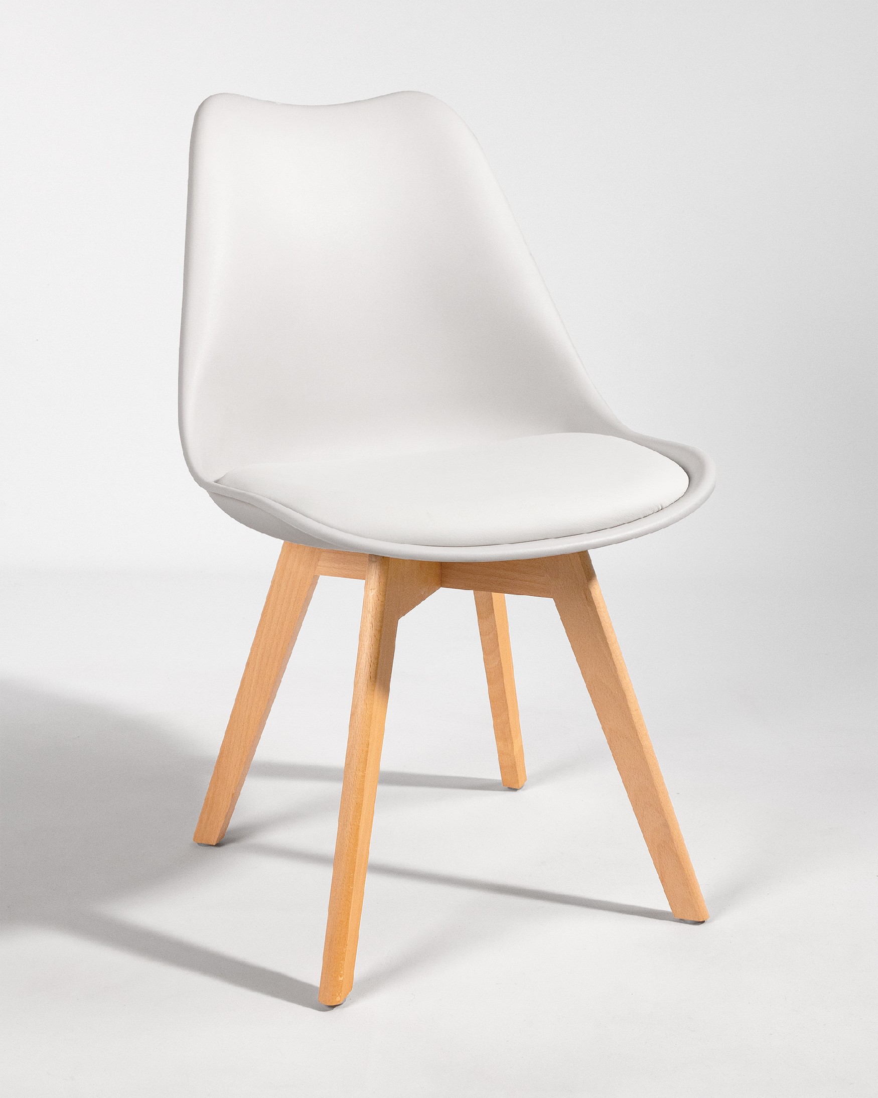 Silla Berlin con tapizado blanco y patas madera