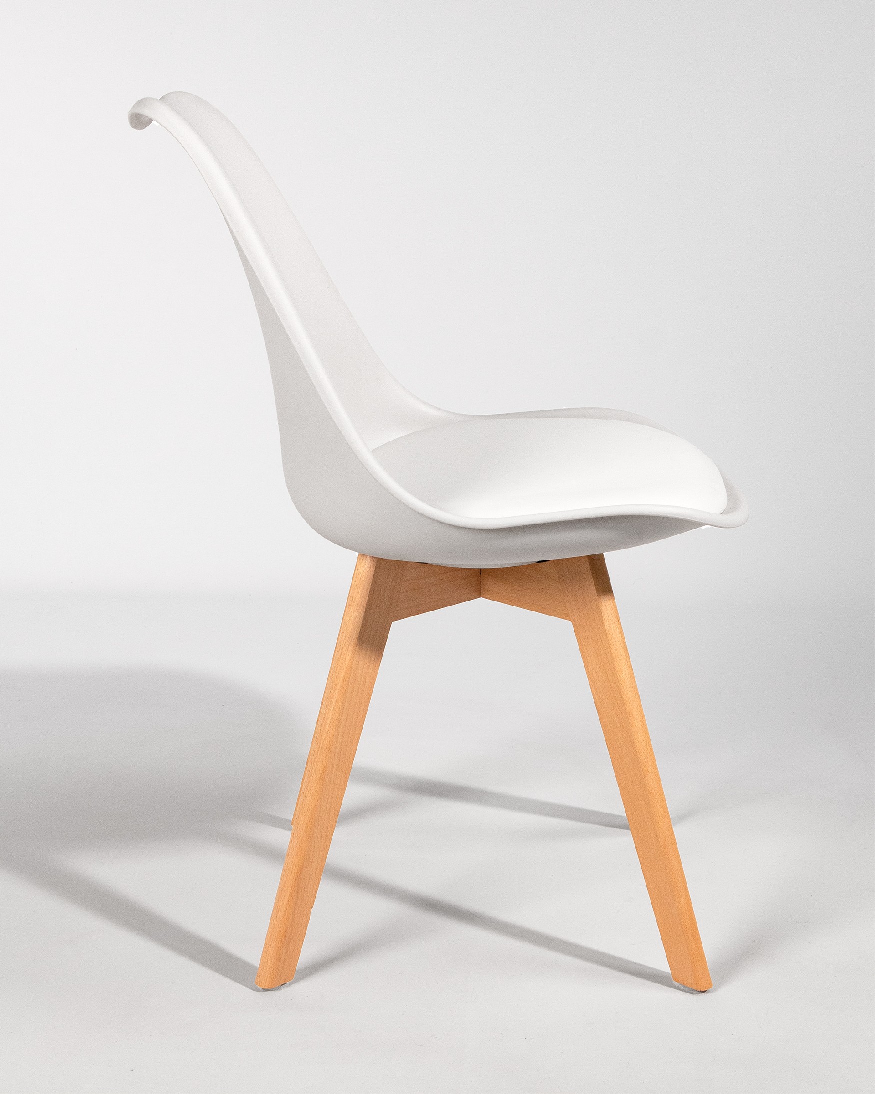 Silla Berlin con tapizado blanco y patas madera