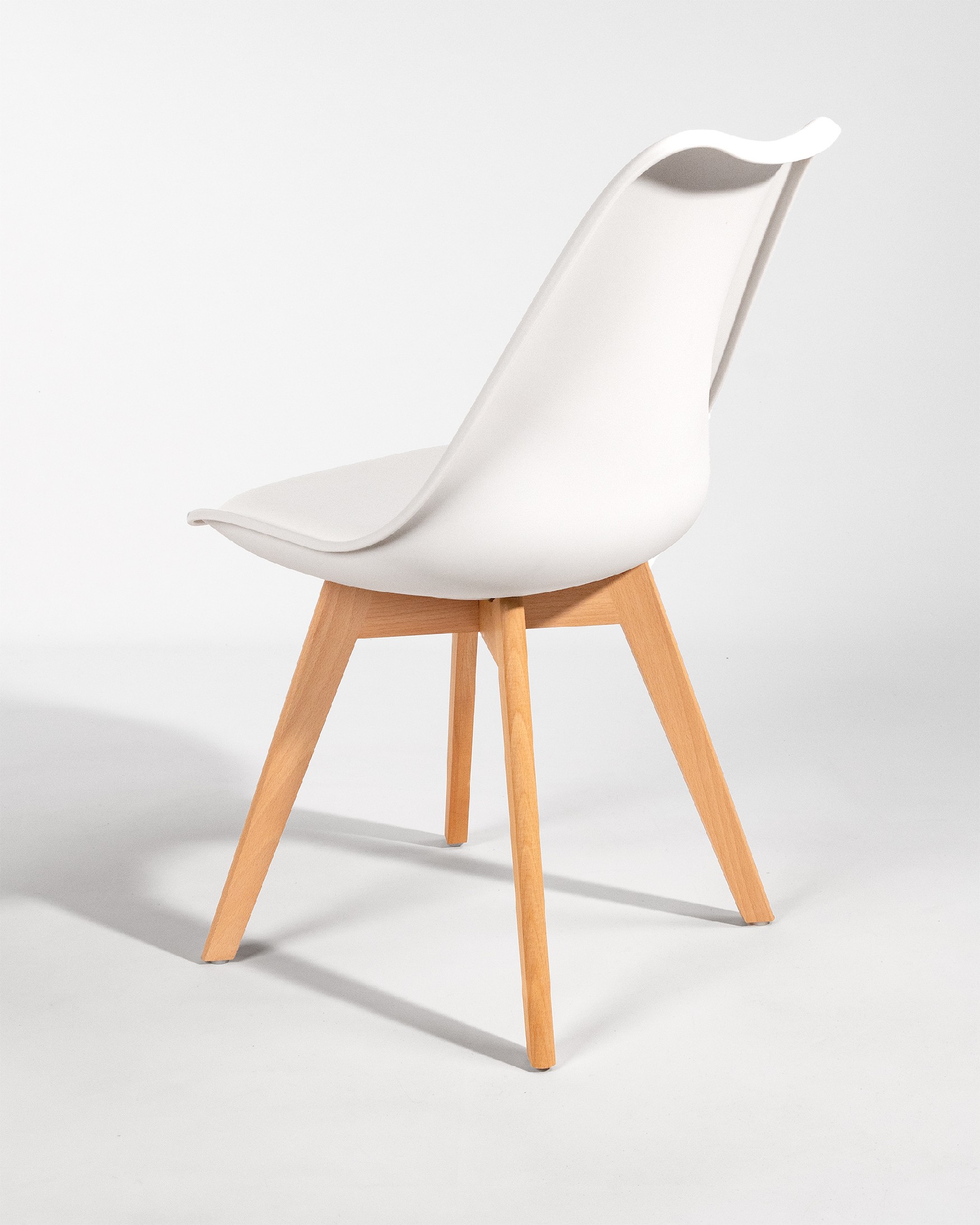 Silla Berlin con tapizado blanco y patas madera