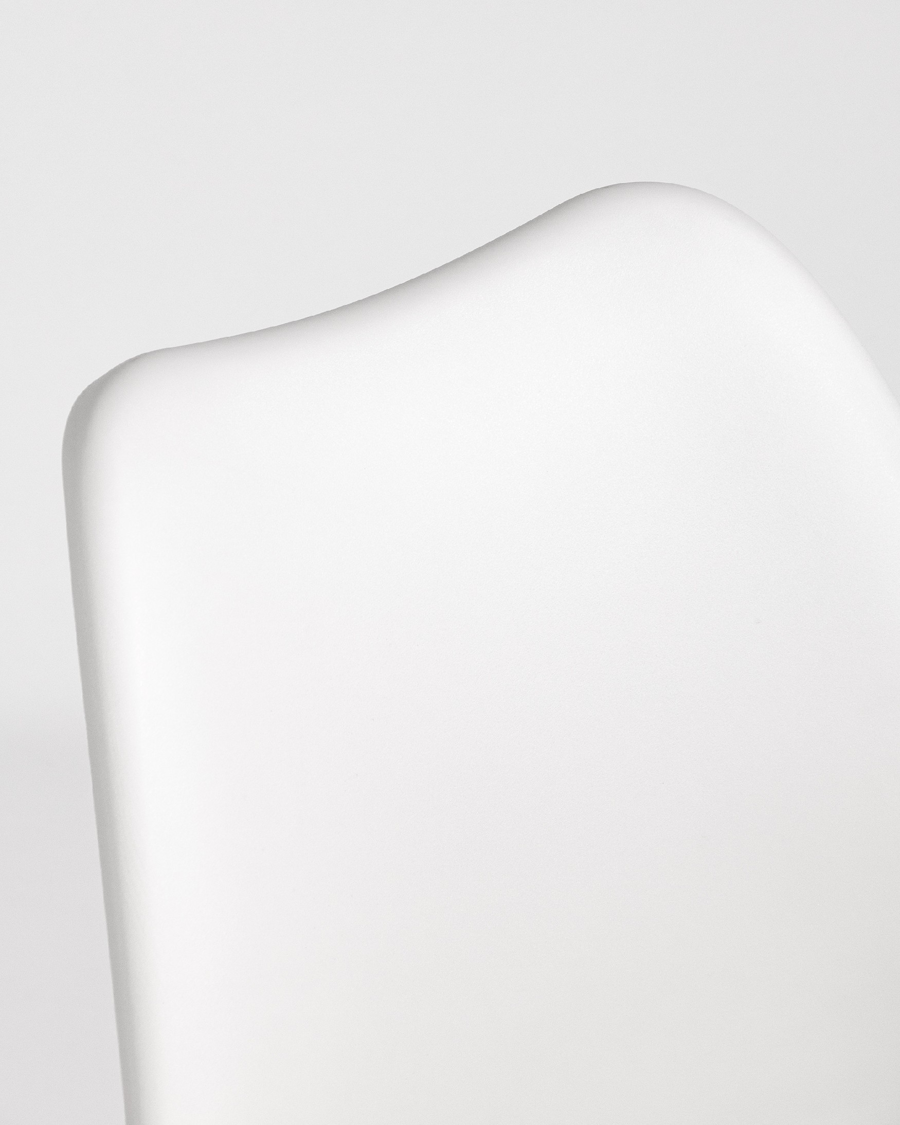 Silla Berlin con tapizado blanco y patas madera
