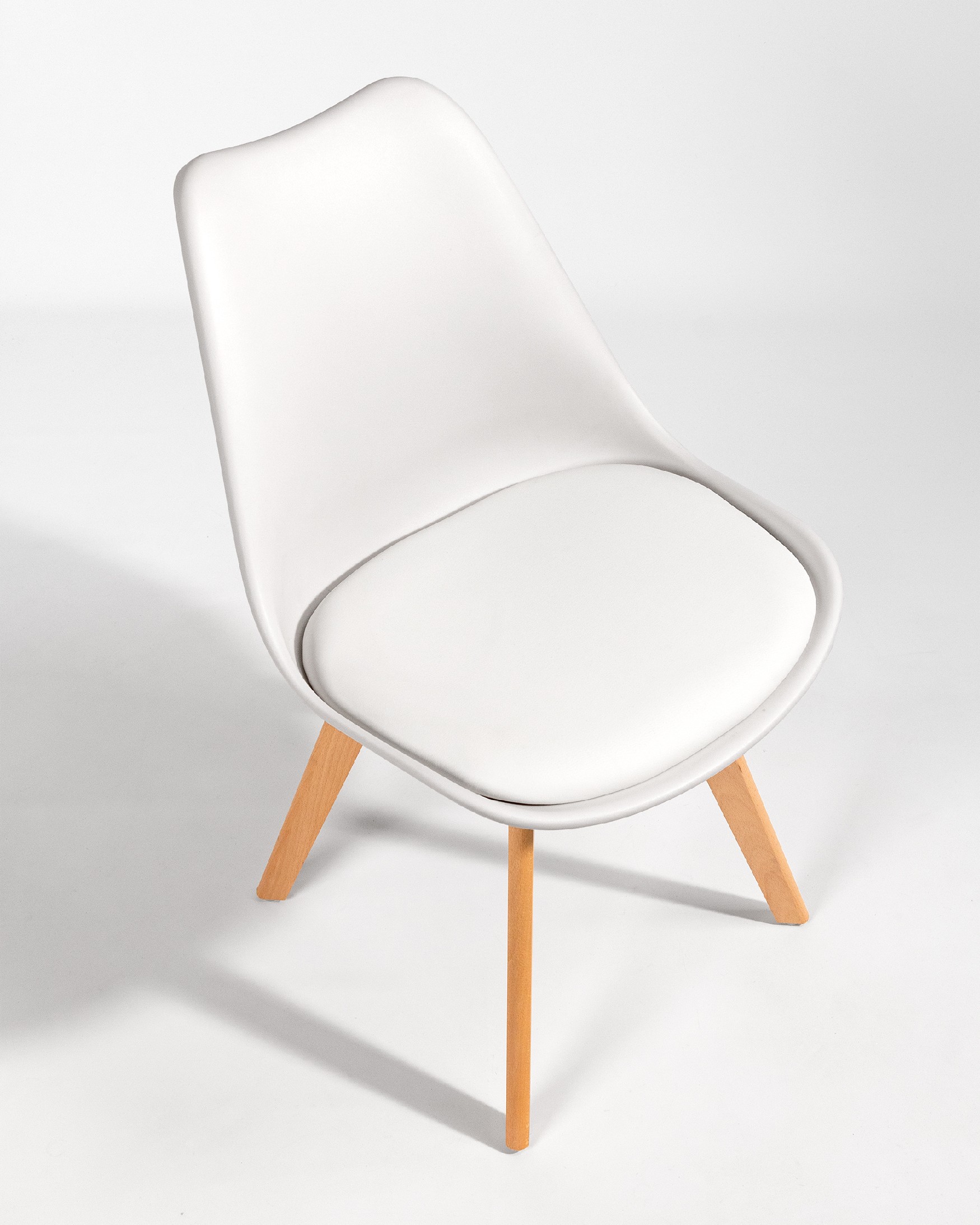 Silla Berlin con tapizado blanco y patas madera