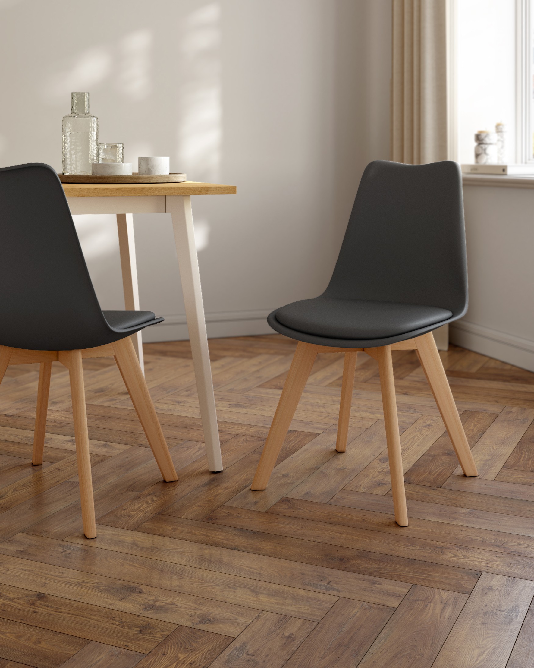 Chaise Berlin avec un revêtement gris foncé et des pieds en bois