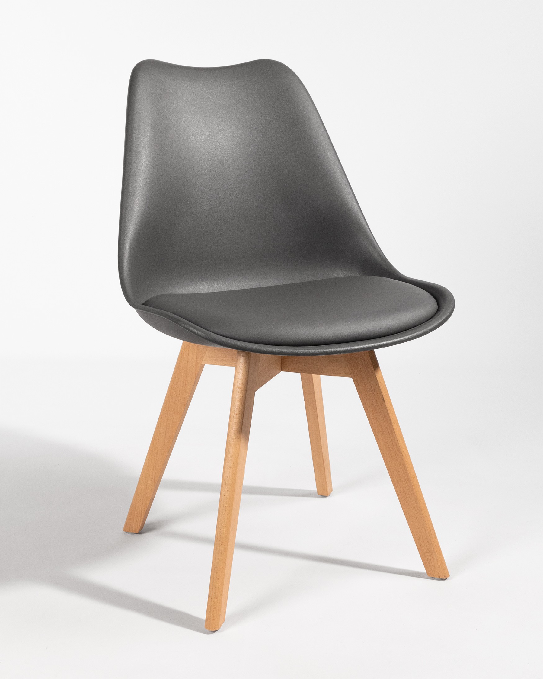 Chaise Berlin avec un revêtement gris foncé et des pieds en bois