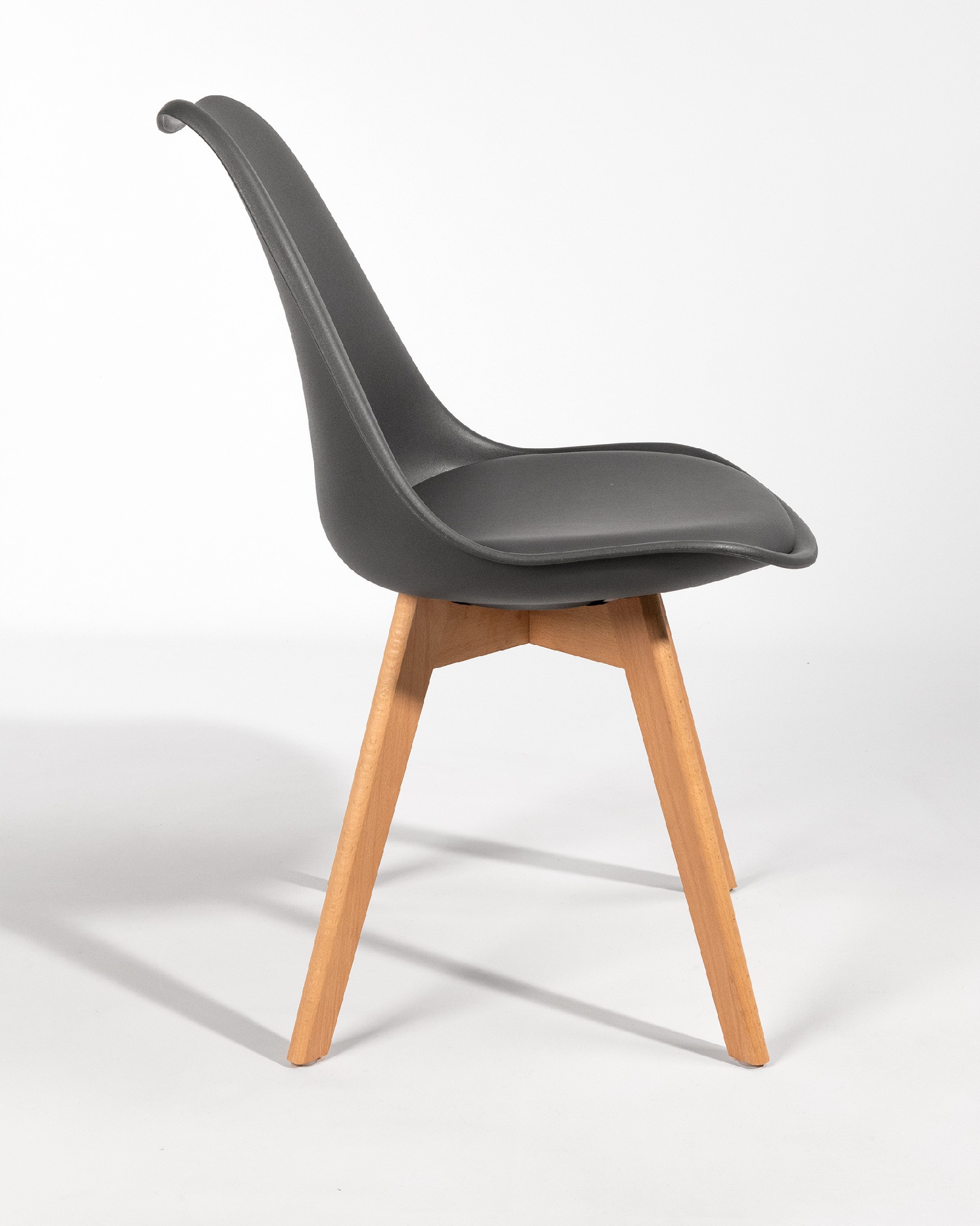 Chaise Berlin avec un revêtement gris foncé et des pieds en bois