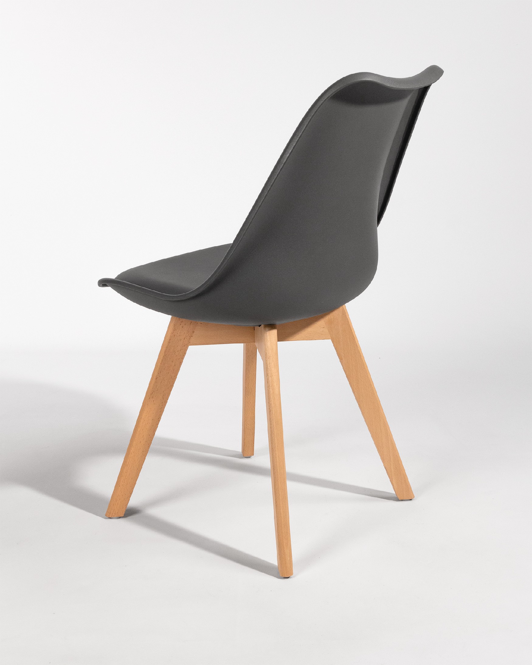 Chaise Berlin avec un revêtement gris foncé et des pieds en bois